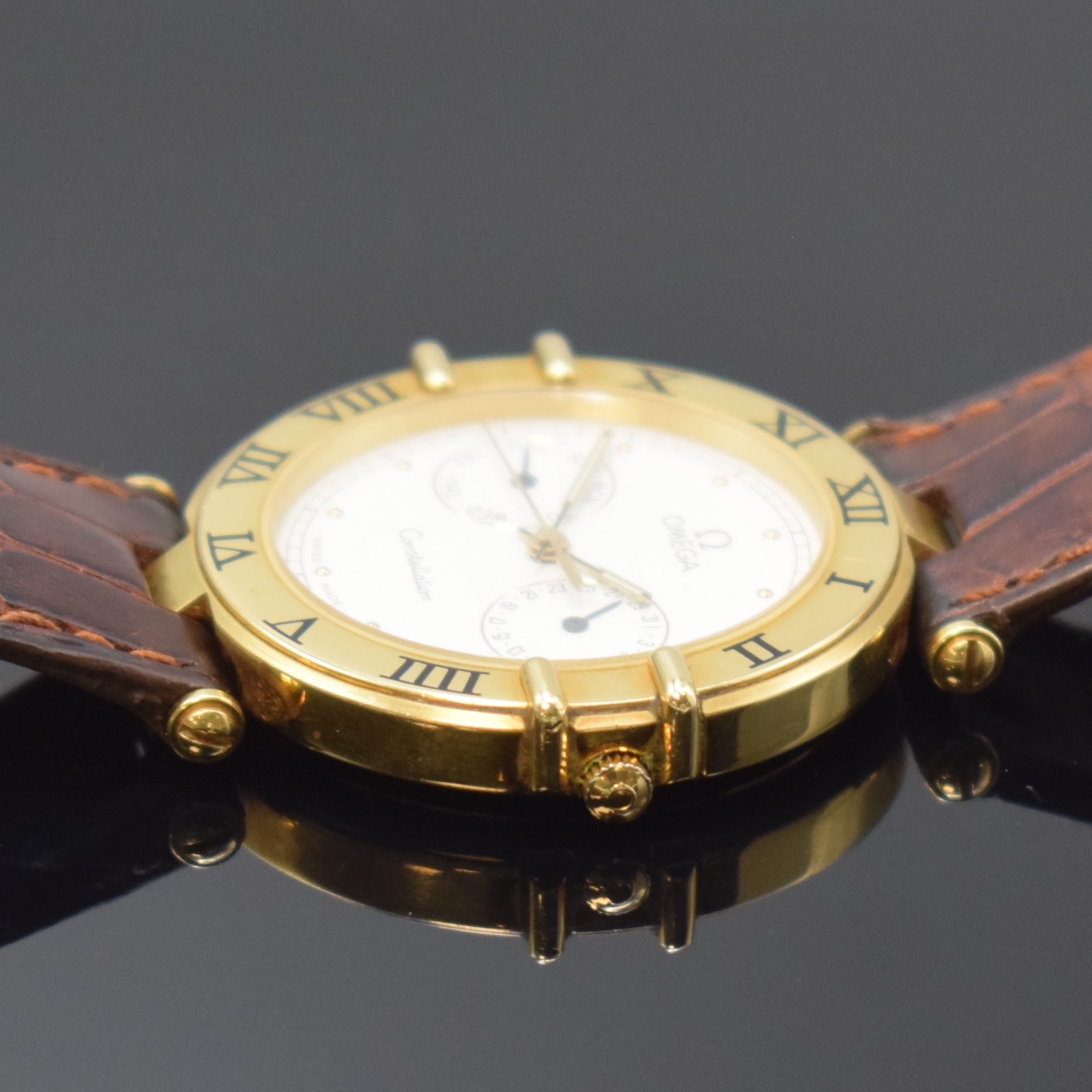 Detail c: OMEGA Constellation in GG 750/000 Referenz 196.1070, Schweiz um 1990, quarz, Boden m. Darst. Sternwarte aufgedr., orig. Lederband m. Dornschl., ...