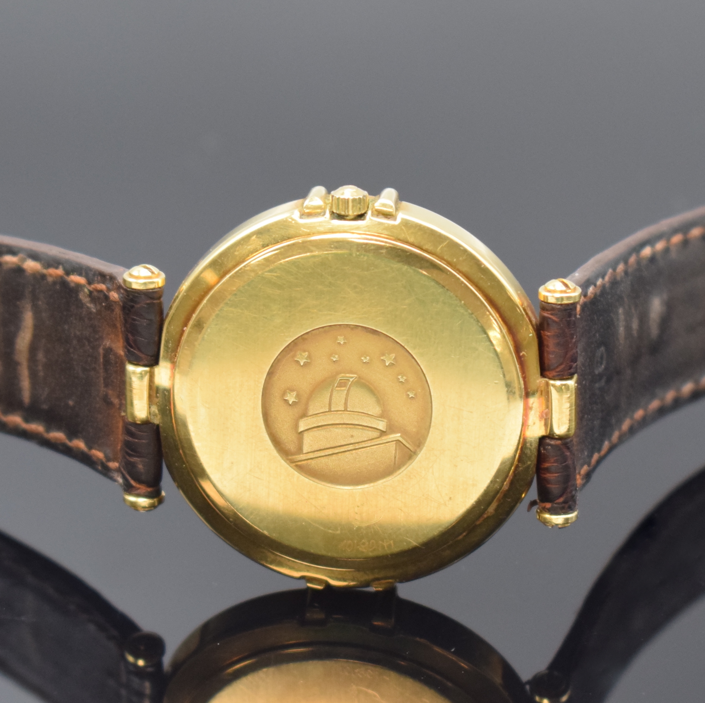 Detail d: OMEGA Constellation in GG 750/000 Referenz 196.1070, Schweiz um 1990, quarz, Boden m. Darst. Sternwarte aufgedr., orig. Lederband m. Dornschl., ...
