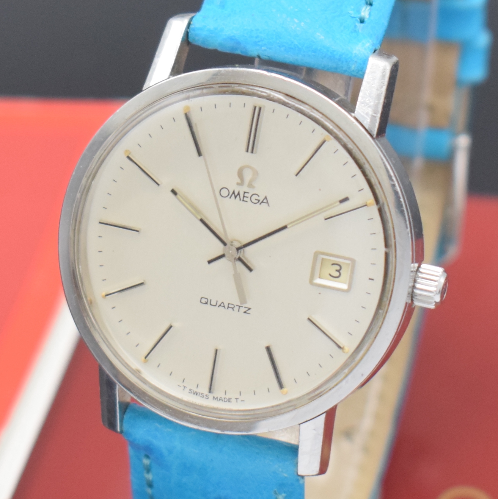 Detail a: OMEGA Armbanduhr Referenz 196.0160 in Stahl, Schweiz um 1978, verk. lt. orig. Papier 1988, quarz, aufgedr. Boden, orig. Krone u. Glas (besch.), silb. ...