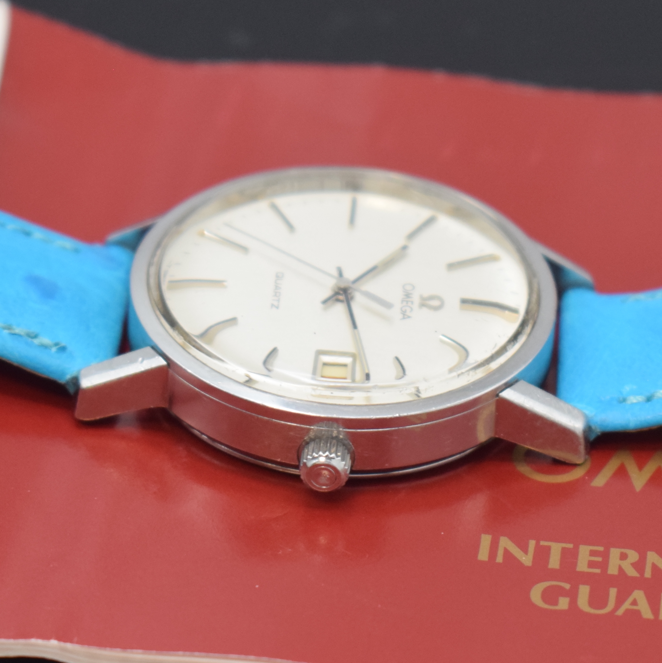 Detail b: OMEGA Armbanduhr Referenz 196.0160 in Stahl, Schweiz um 1978, verk. lt. orig. Papier 1988, quarz, aufgedr. Boden, orig. Krone u. Glas (besch.), silb. ...