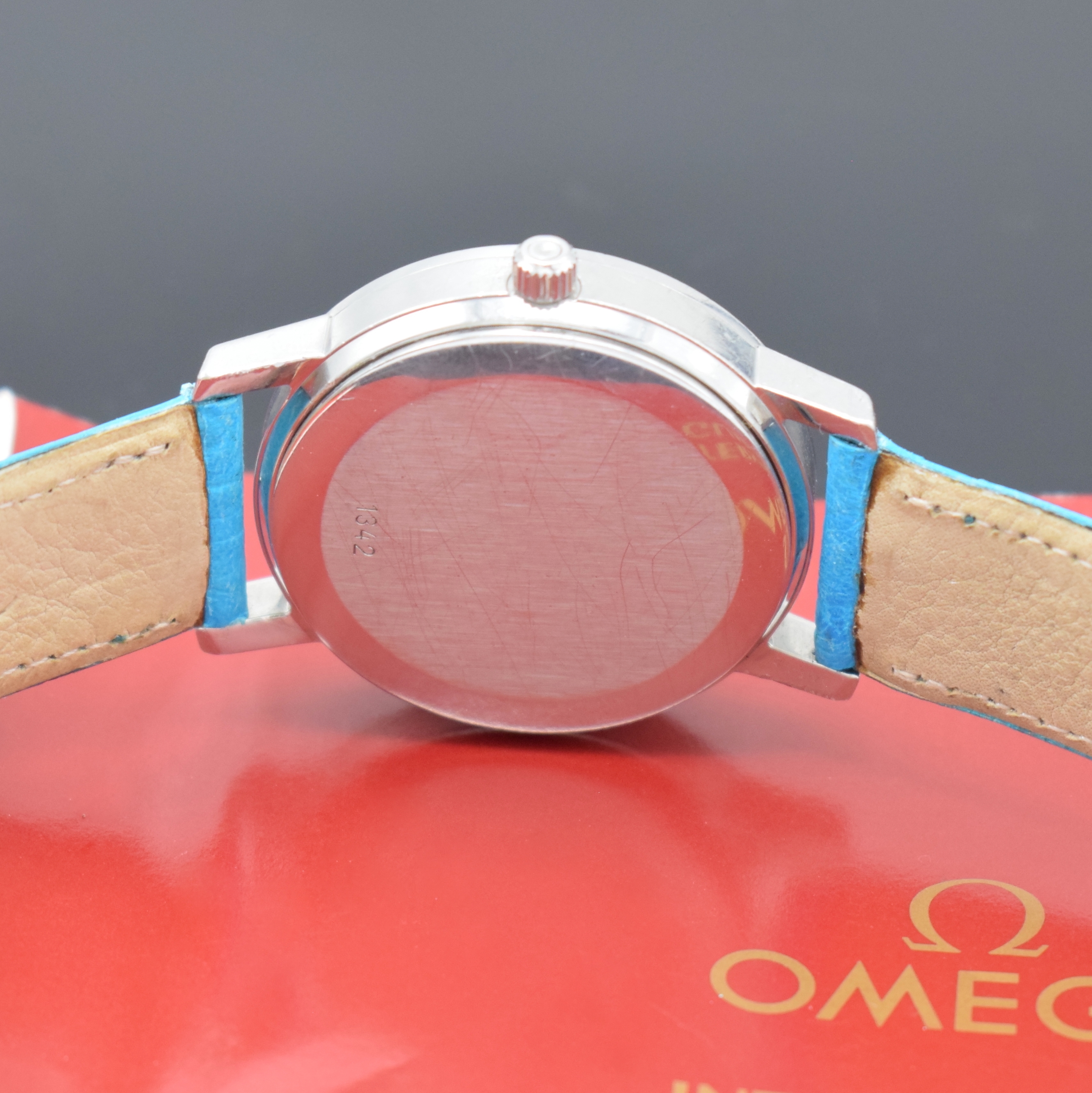 Detail c: OMEGA Armbanduhr Referenz 196.0160 in Stahl, Schweiz um 1978, verk. lt. orig. Papier 1988, quarz, aufgedr. Boden, orig. Krone u. Glas (besch.), silb. ...