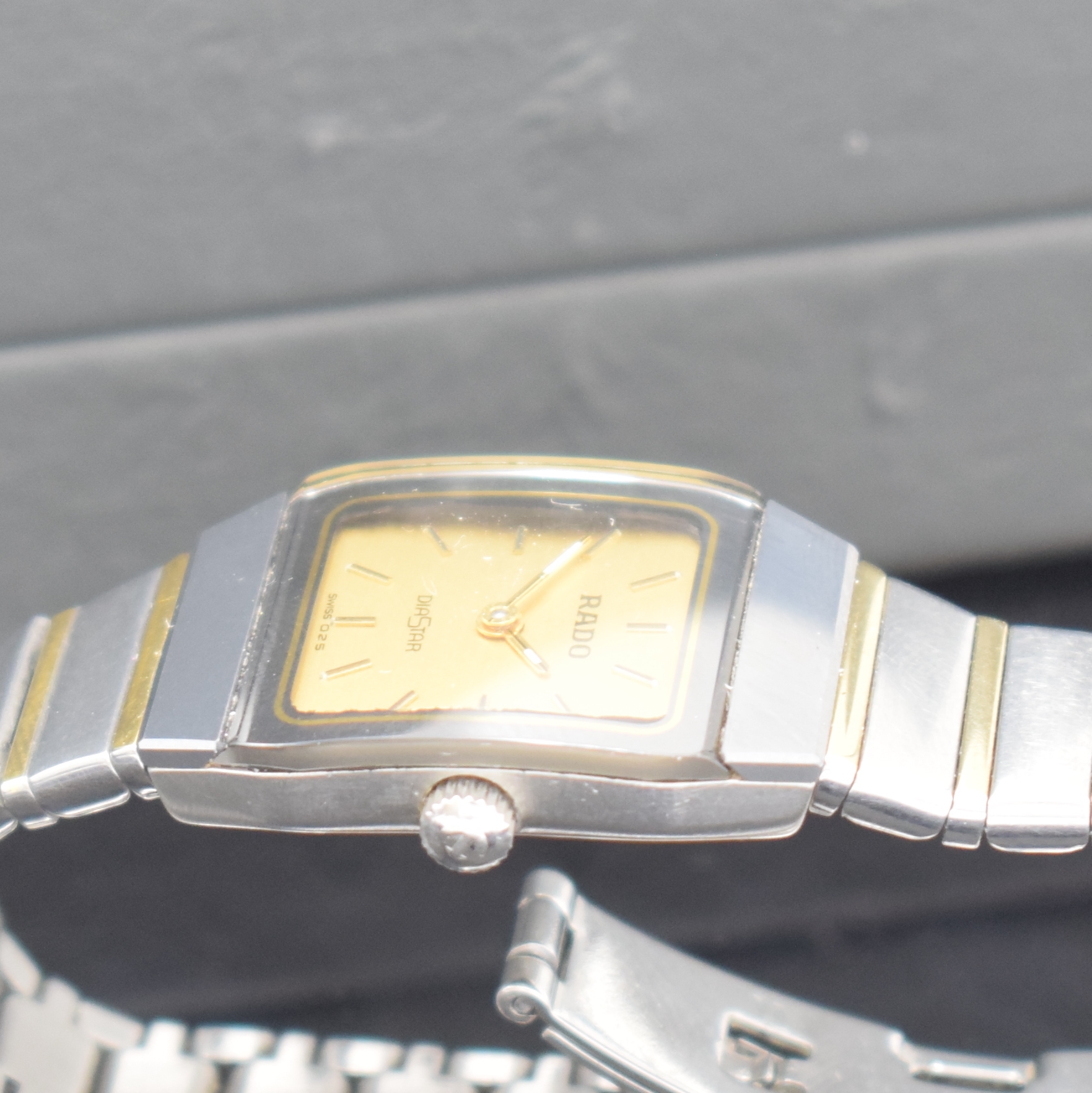 Detail c: RADO Diastar Damenarmbanduhr in Stahl/Gold, Schweiz um 1990, quartz, rechteck. Geh. mit gebogenem kratz-festem Glas, integr. Gliederband m. doppel. ...