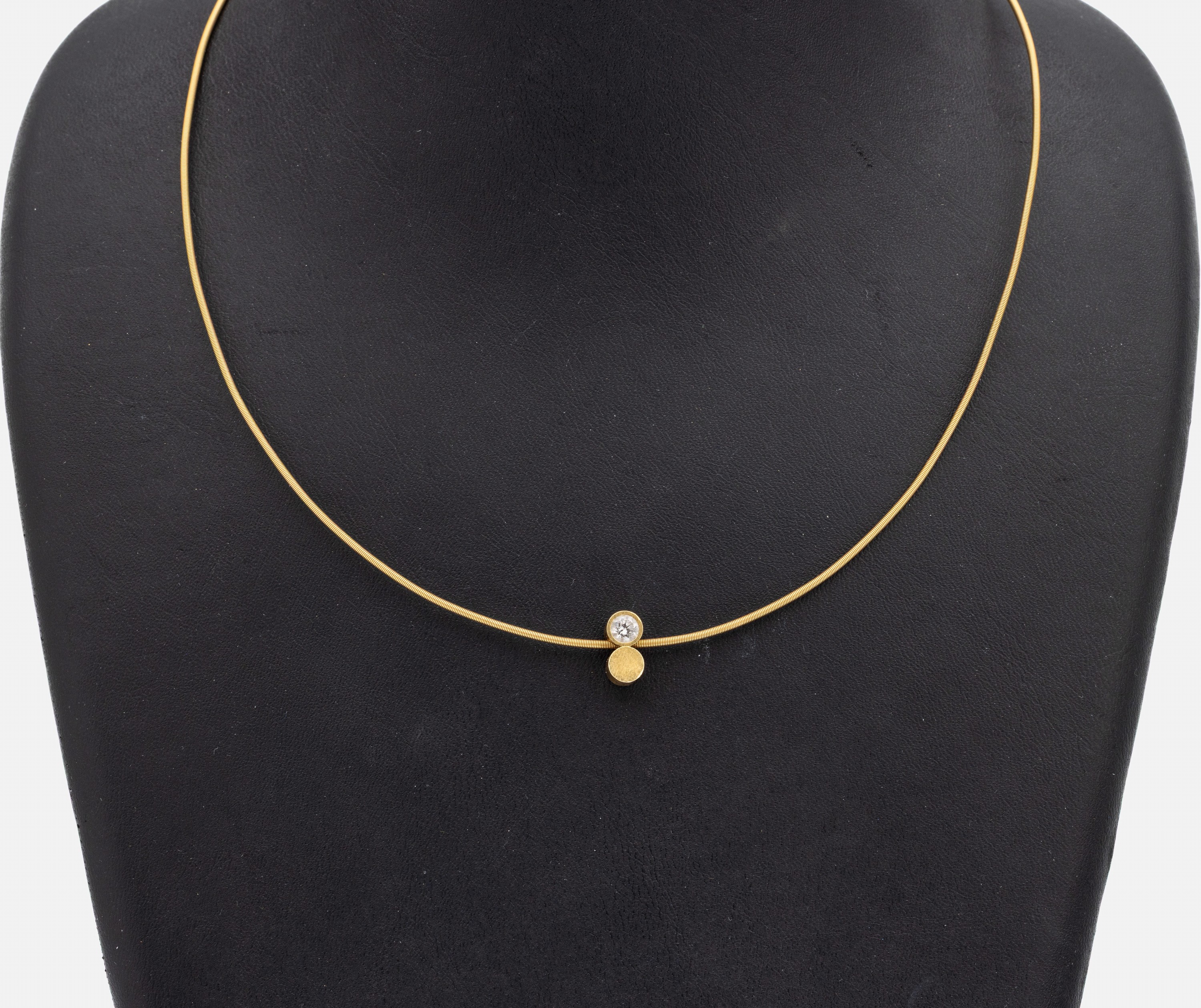 18 kt Gold NIESSING Brillant-Anhänger, GG 750/000, 1 Brillant ca. 0.20 ct Weiß/si, an NIESSING Halsreif, GG 750/000, L. ca. 45 cm, Steckschließe ...