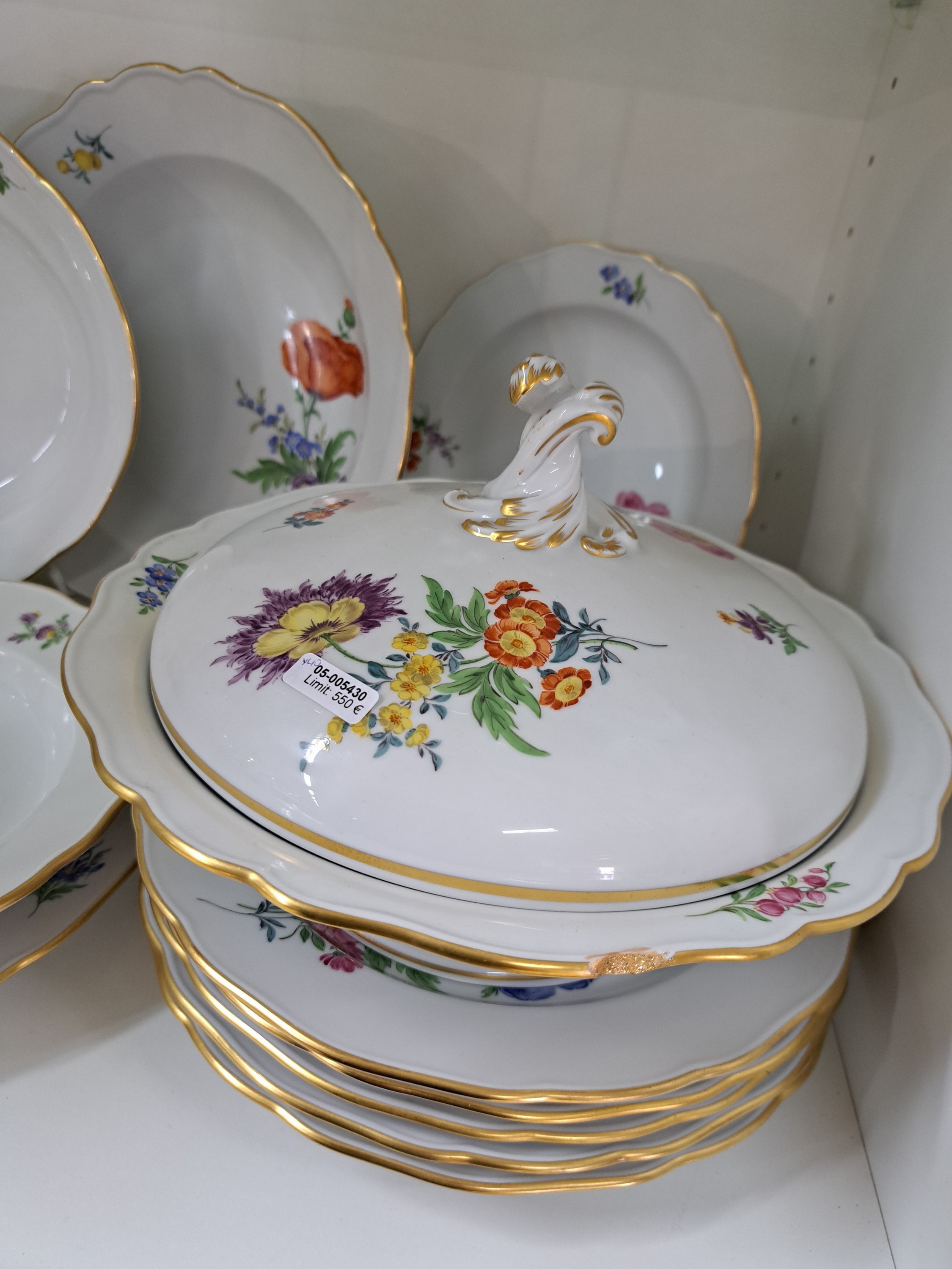 Detail a: Speise- und Kaffeeservice für 6 Personen, Meissen, 20. Jh., bunte Blumenmalerei mit Goldrändern, 6 flache Teller (2x 2.Wahl), 6 Vorspeiseteller, 6 ...