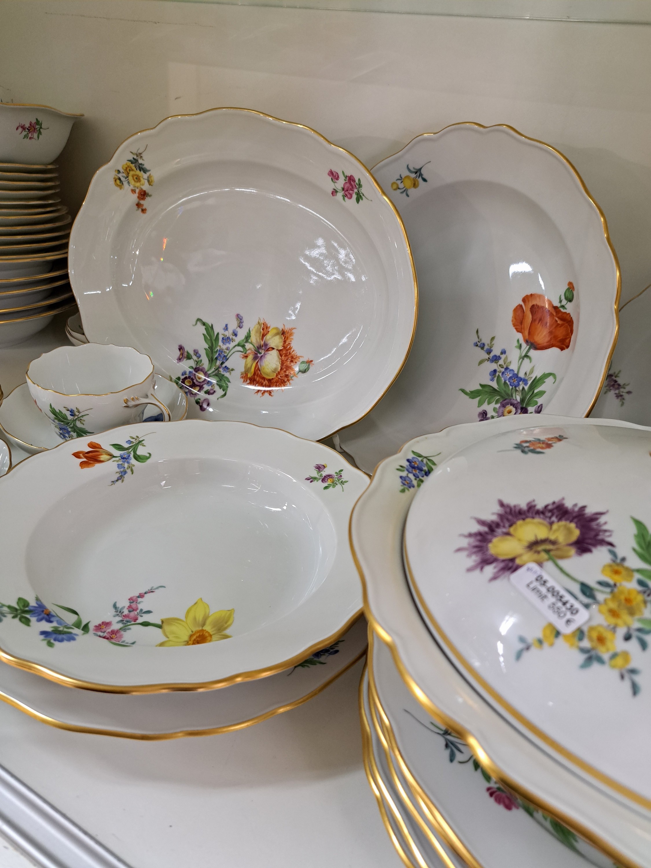 Detail b: Speise- und Kaffeeservice für 6 Personen, Meissen, 20. Jh., bunte Blumenmalerei mit Goldrändern, 6 flache Teller (2x 2.Wahl), 6 Vorspeiseteller, 6 ...