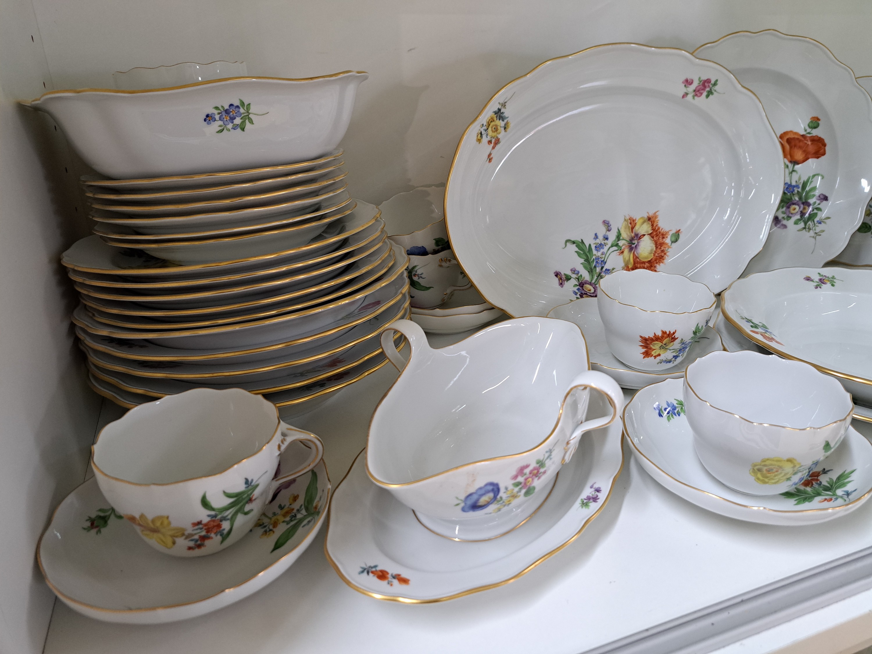 Detail c: Speise- und Kaffeeservice für 6 Personen, Meissen, 20. Jh., bunte Blumenmalerei mit Goldrändern, 6 flache Teller (2x 2.Wahl), 6 Vorspeiseteller, 6 ...