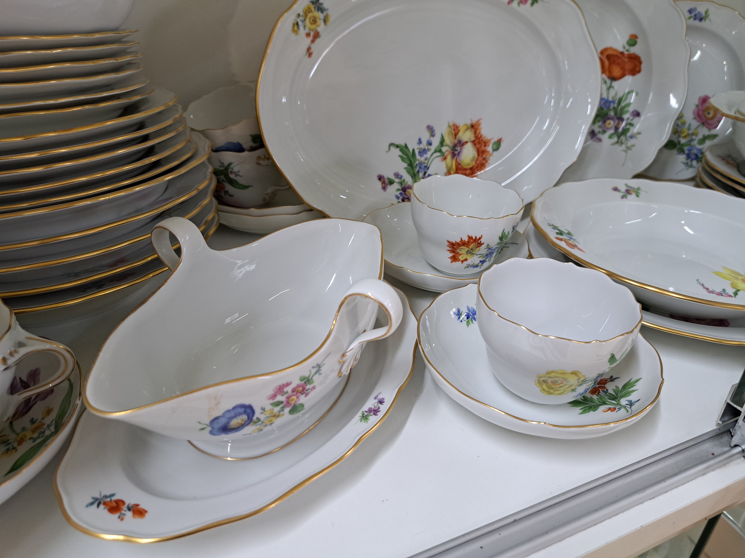 Detail d: Speise- und Kaffeeservice für 6 Personen, Meissen, 20. Jh., bunte Blumenmalerei mit Goldrändern, 6 flache Teller (2x 2.Wahl), 6 Vorspeiseteller, 6 ...