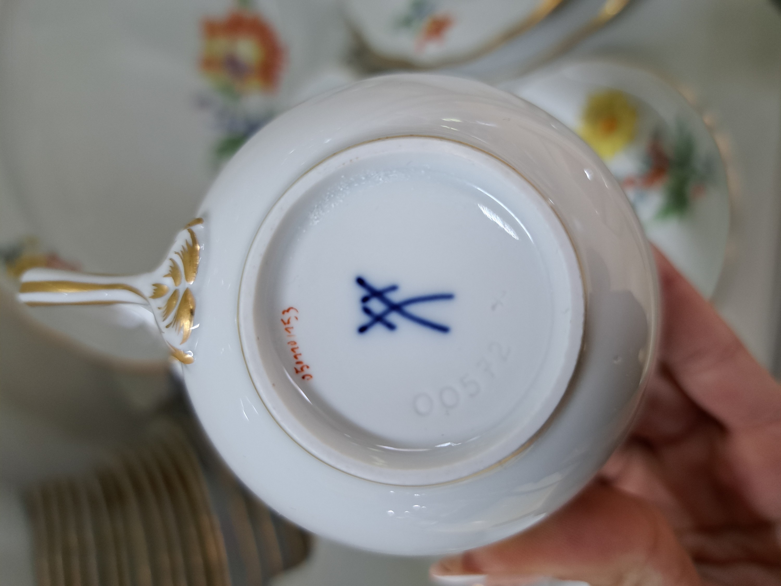 Detail e: Speise- und Kaffeeservice für 6 Personen, Meissen, 20. Jh., bunte Blumenmalerei mit Goldrändern, 6 flache Teller (2x 2.Wahl), 6 Vorspeiseteller, 6 ...