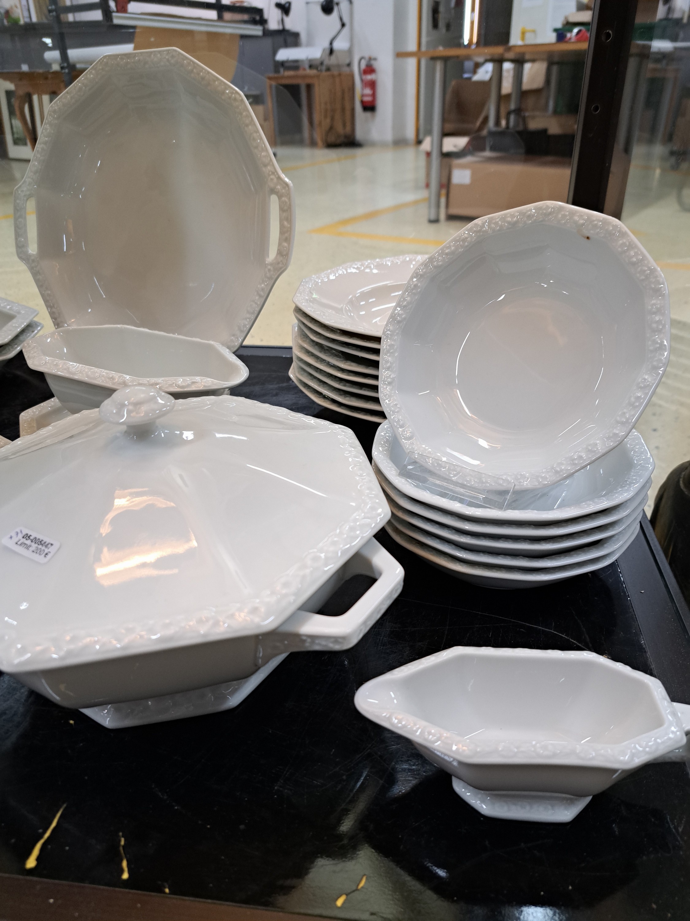 Detail a: 70 Teile Porzellan, Rosenthal, Maria weiß, 3 flache Teller 25cm, 9 tiefe Teller 25cm, 6 Dessertteller 6 Kompottschälchen, Sauciere, Butterdose, kl. ...
