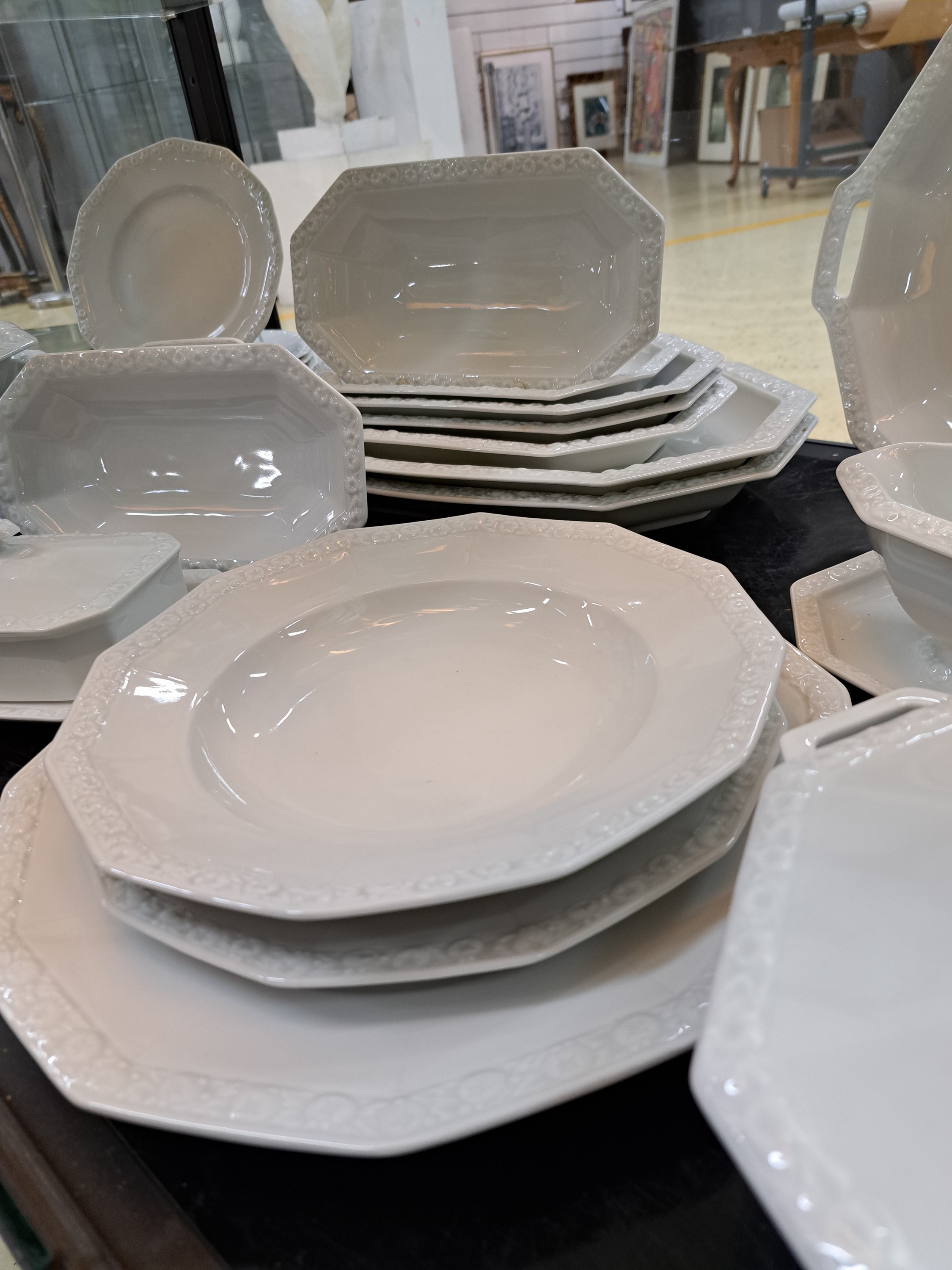 Detail c: 70 Teile Porzellan, Rosenthal, Maria weiß, 3 flache Teller 25cm, 9 tiefe Teller 25cm, 6 Dessertteller 6 Kompottschälchen, Sauciere, Butterdose, kl. ...
