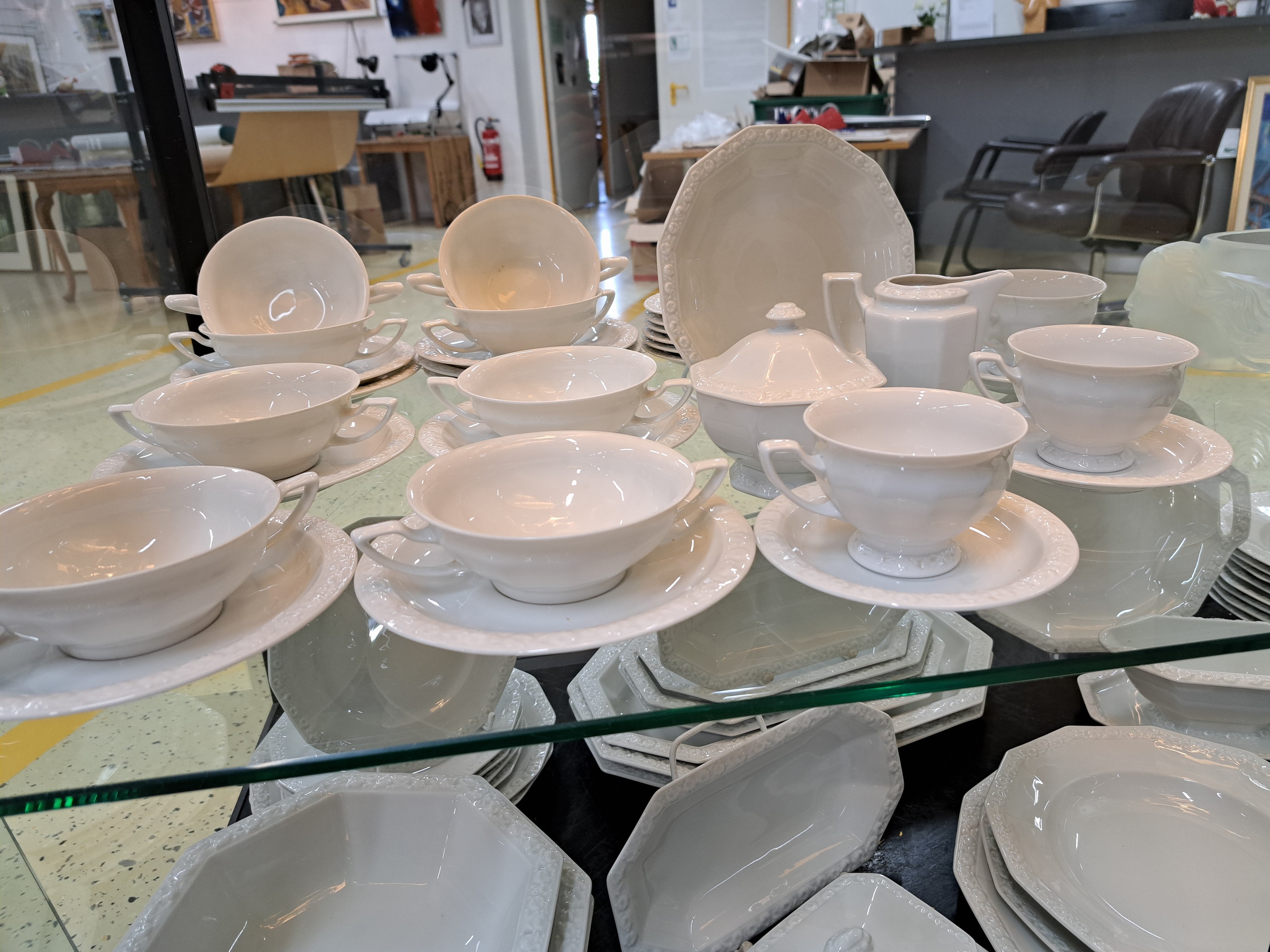 Detail g: 70 Teile Porzellan, Rosenthal, Maria weiß, 3 flache Teller 25cm, 9 tiefe Teller 25cm, 6 Dessertteller 6 Kompottschälchen, Sauciere, Butterdose, kl. ...