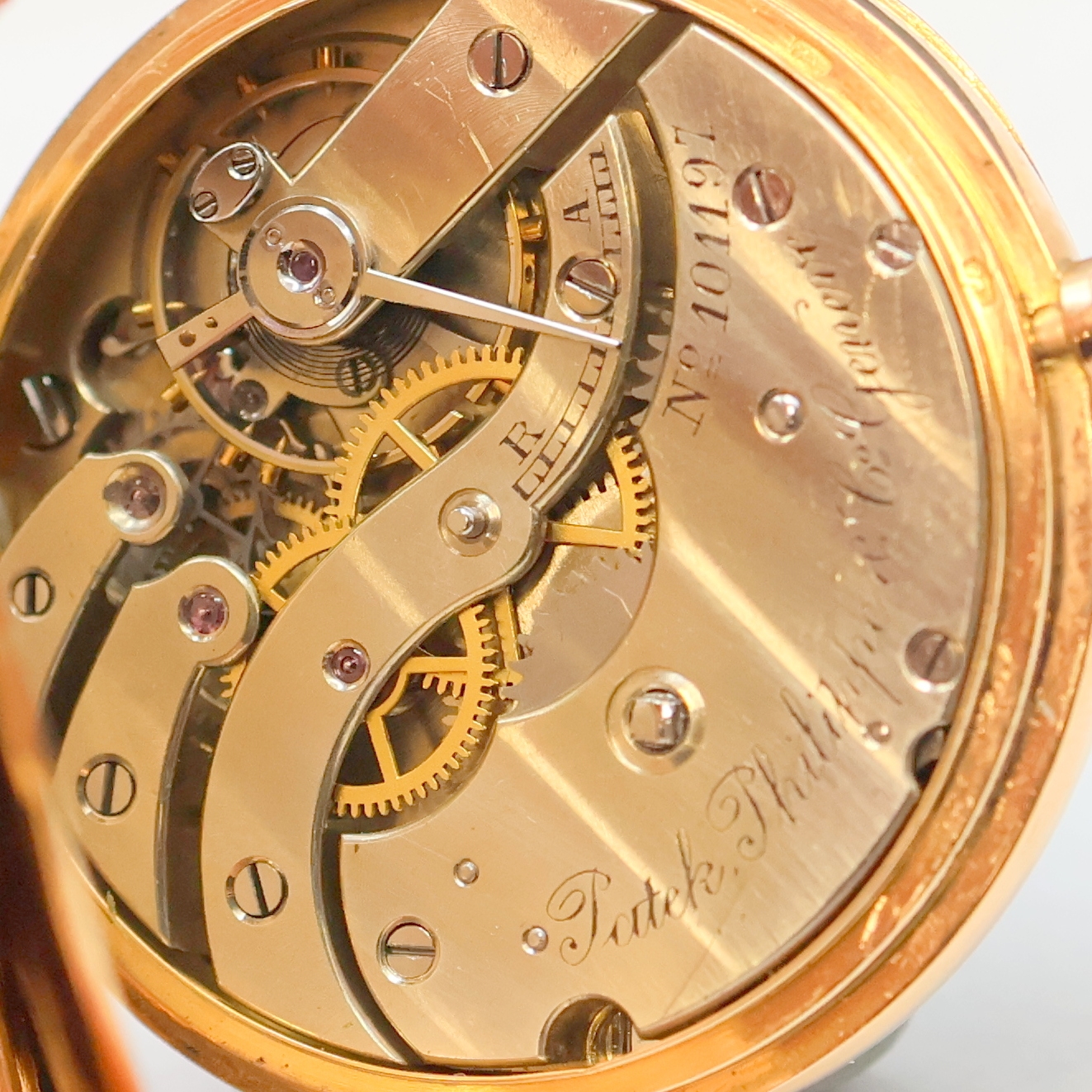 Detail d: PATEK PHILIPPE & Co offene Damentaschenuhr in RG 750/000, Schweiz um 1900, glattes 2- Deckel Goldgeh., guill. Rückdeckel, 2-tlg. Emailzifferbl. ...