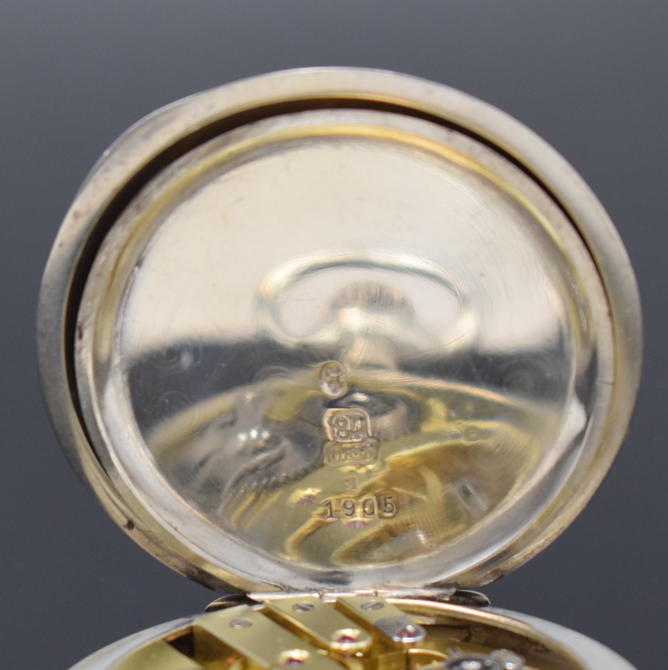 Detail d: UHRMACHERSCHULE Schweiz offene Silbertaschenuhr, um 1905, glattes Geh., 2- teil. Emailzifferbl. m. röm. Zahlen, gebl. Birnenzeiger, kl. Sek. bei 6, ...