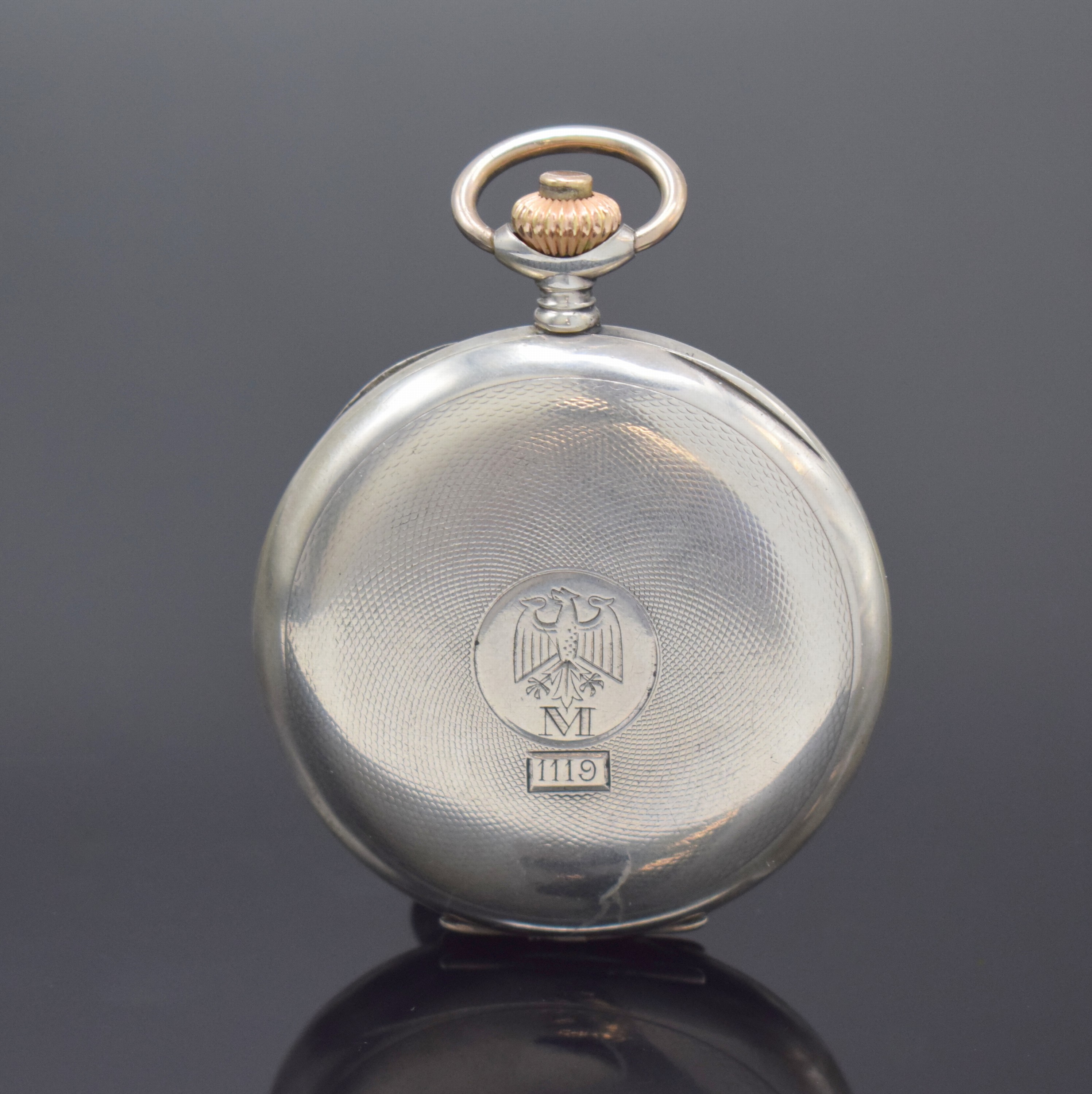 Detail a: LÖBNER Berlin/ MINERVA Militärtaschenuhr mit Chronograph in Silber, Schweiz um 1920, guill. Geh., Boden im Zentrum mit Marineadler und -nummer ...