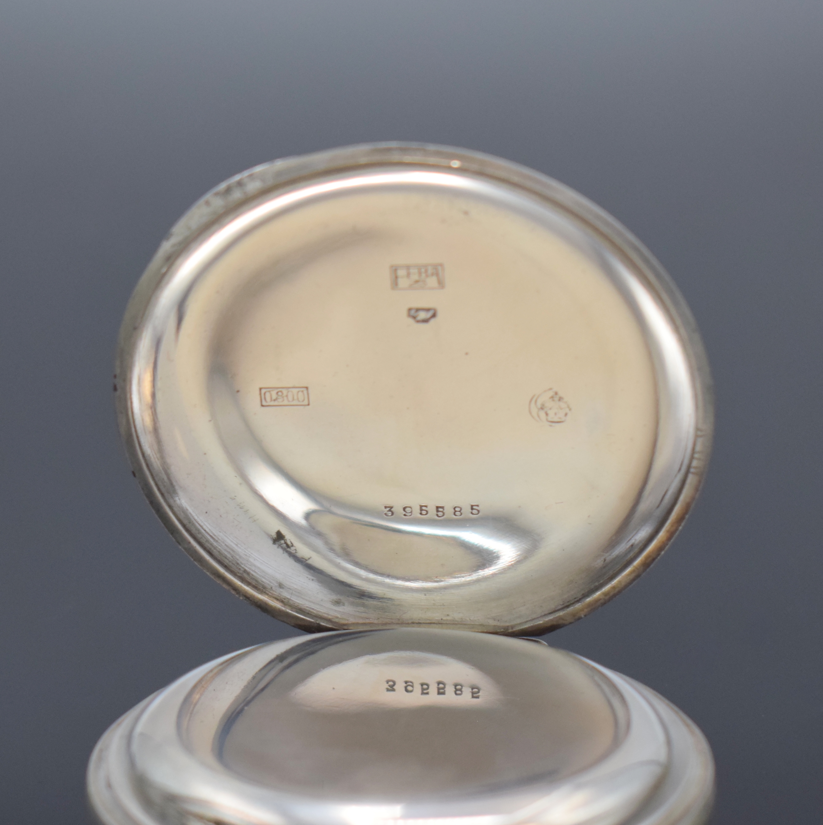 Detail b: LÖBNER Berlin/ MINERVA Militärtaschenuhr mit Chronograph in Silber, Schweiz um 1920, guill. Geh., Boden im Zentrum mit Marineadler und -nummer ...