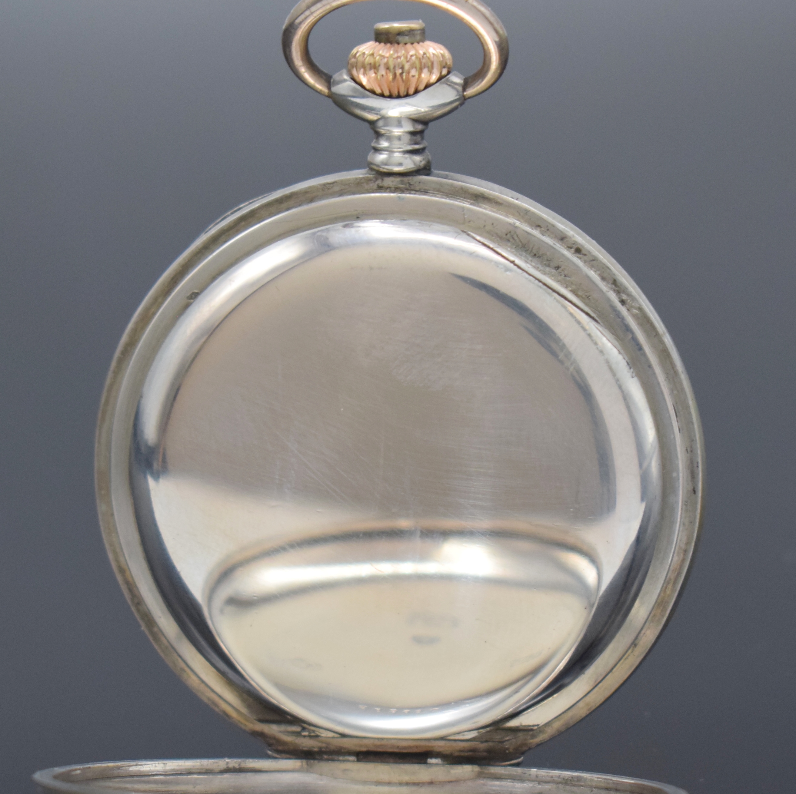 Detail c: LÖBNER Berlin/ MINERVA Militärtaschenuhr mit Chronograph in Silber, Schweiz um 1920, guill. Geh., Boden im Zentrum mit Marineadler und -nummer ...