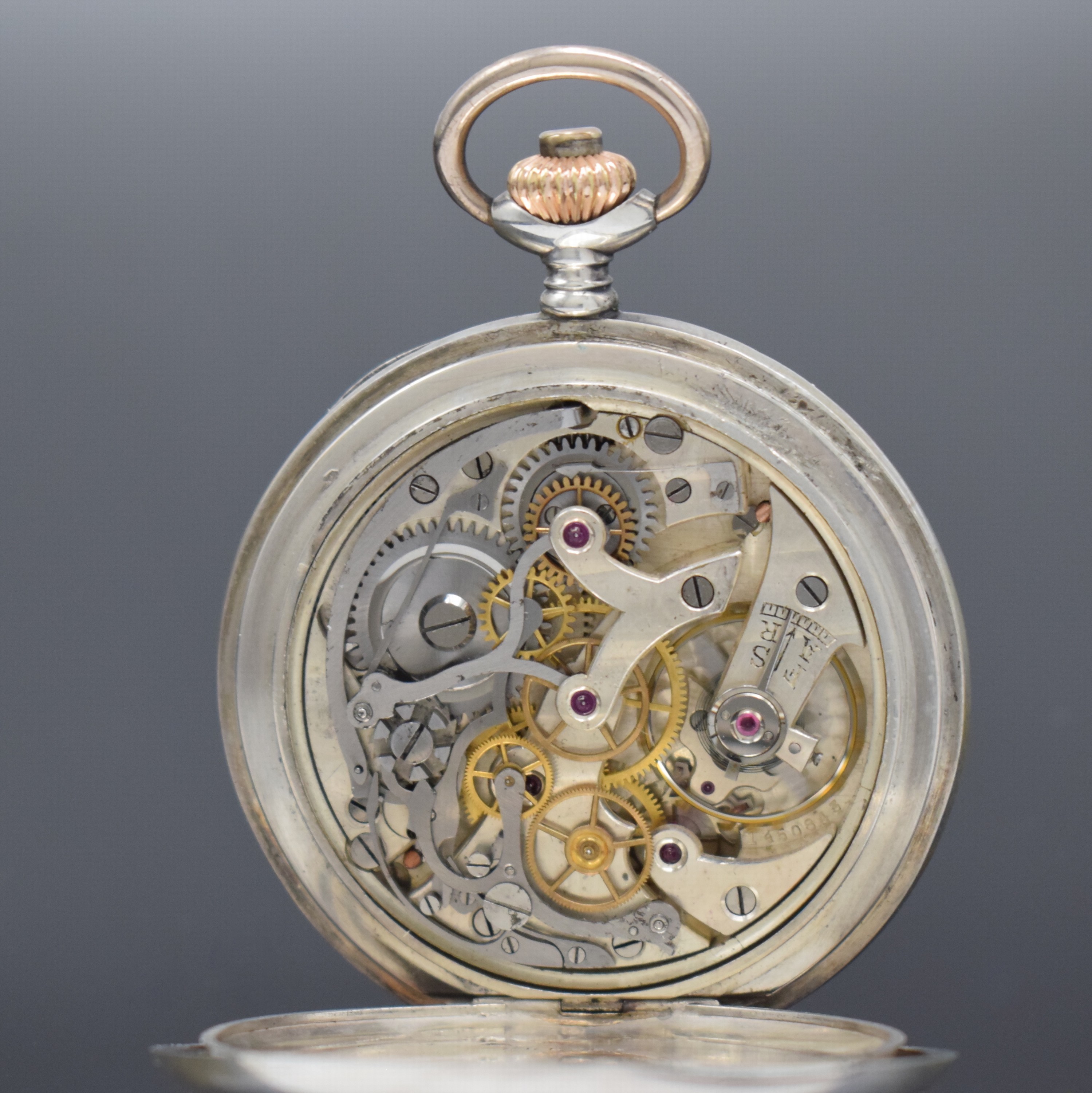 Detail d: LÖBNER Berlin/ MINERVA Militärtaschenuhr mit Chronograph in Silber, Schweiz um 1920, guill. Geh., Boden im Zentrum mit Marineadler und -nummer ...