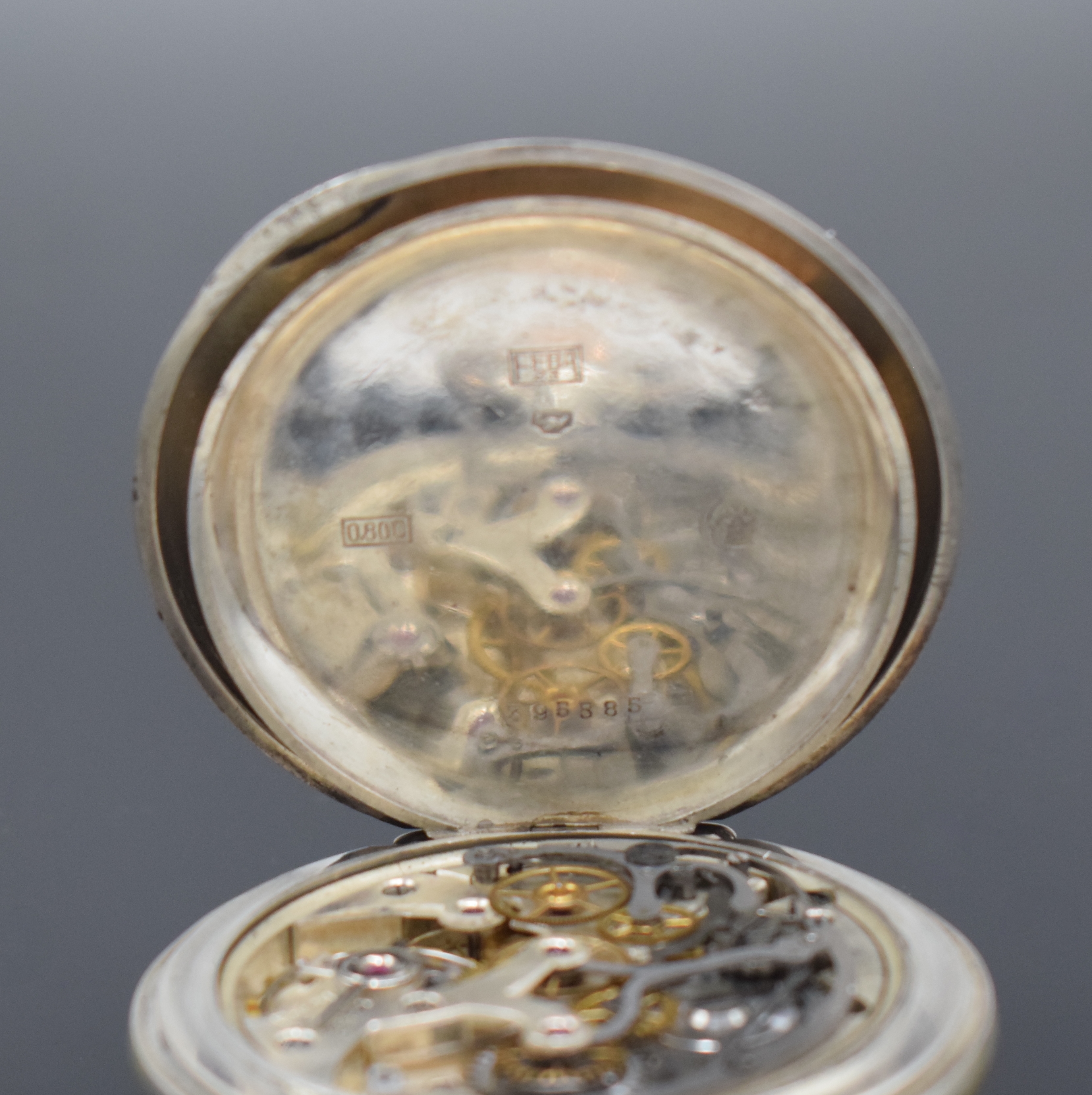 Detail e: LÖBNER Berlin/ MINERVA Militärtaschenuhr mit Chronograph in Silber, Schweiz um 1920, guill. Geh., Boden im Zentrum mit Marineadler und -nummer ...