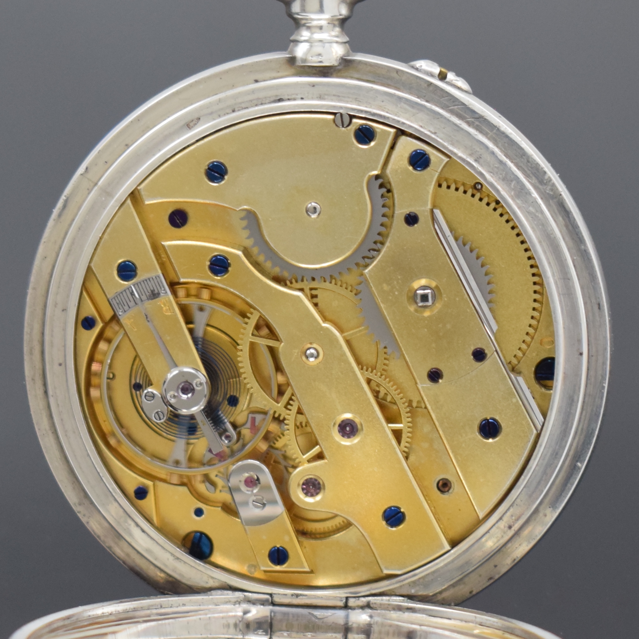 Detail e: VACHERON & CONSTANTIN Taschenuhrwerk im Alex. Hüning Silbergehäuse, Schweiz um 1910, guill. Geh. berieb. m. Gold-Scharnieren, Emailzifferbl. ...