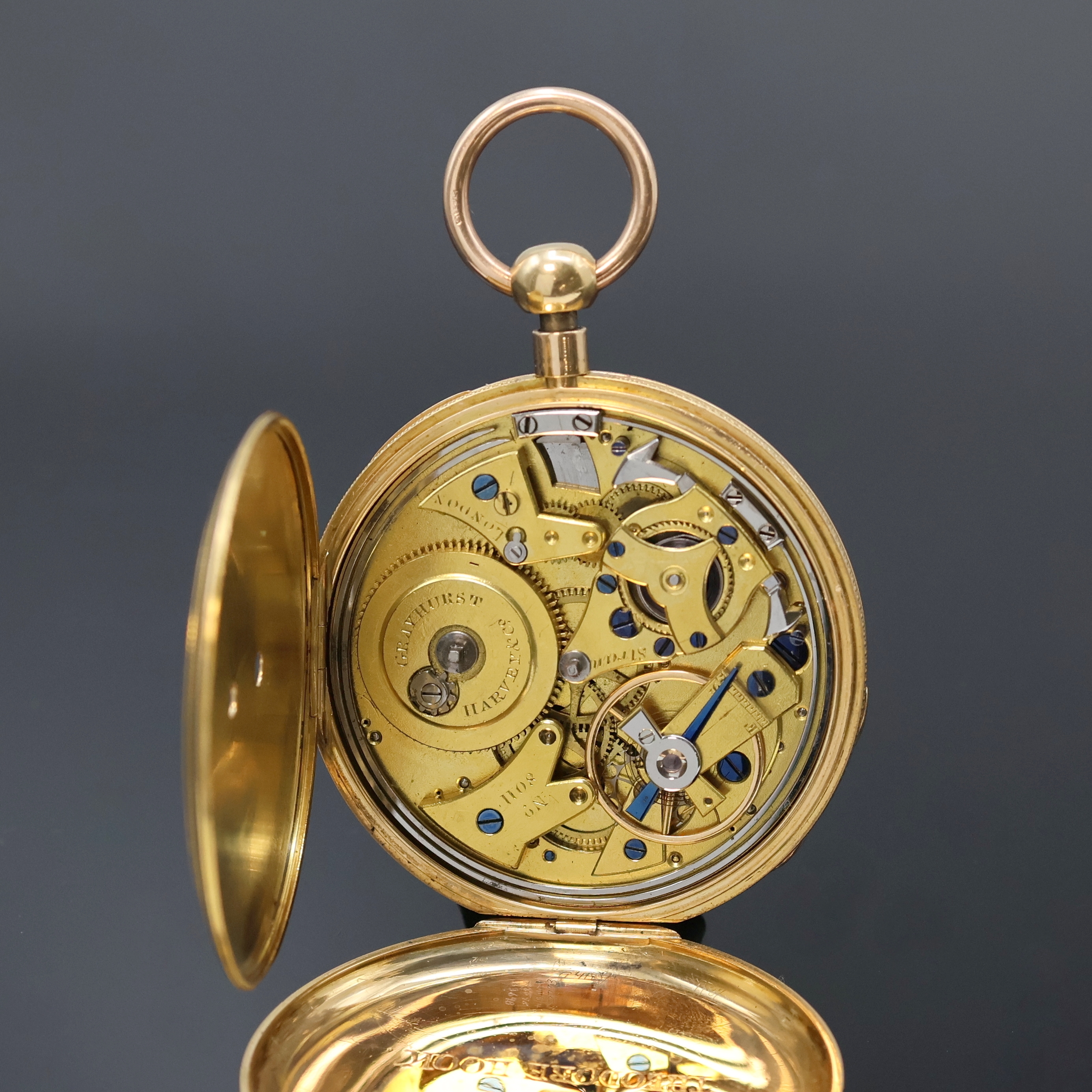 Detail e: GREYHURST.HARVEY & Co offene Taschenuhr mit 1/4-Repetition in GG 750/000, London Hallmark 1824, Schlüsselaufzug, guill. Geh., auf Rückdeckel kleine ...