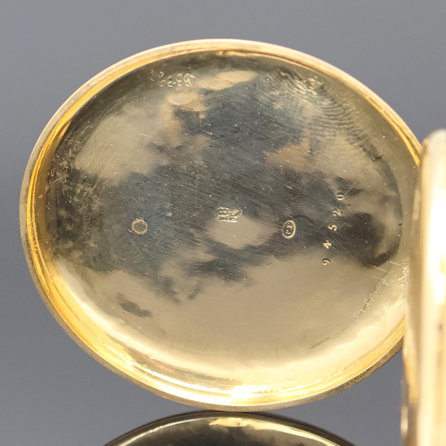Detail c: VACHERON & CONSTANTIN offene Taschenuhr in GG 750/000, Schweiz um 1850, Schlüsselaufzug, Geh. dell., guill. Rückdeckel m. Monogrammspiegel, ...