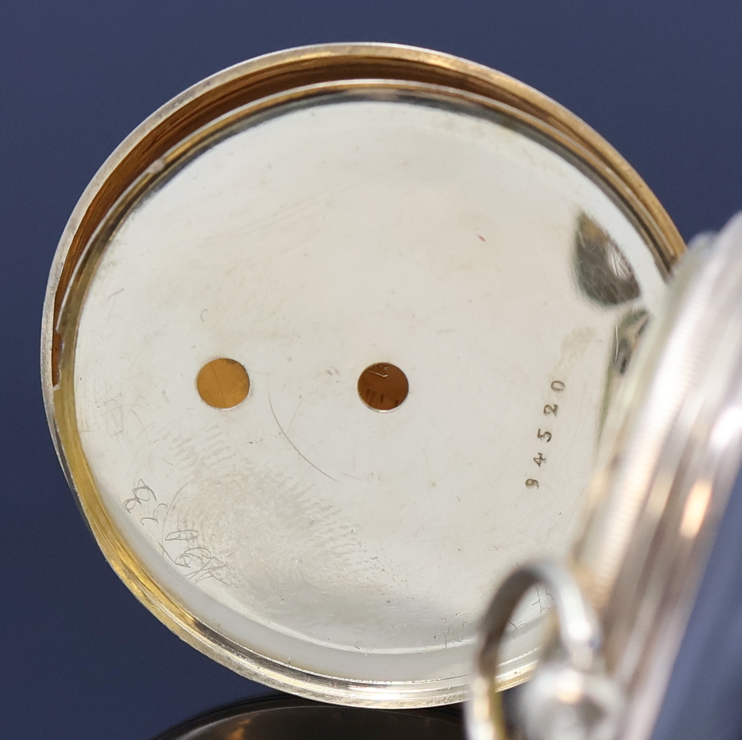 Detail e: VACHERON & CONSTANTIN offene Taschenuhr in GG 750/000, Schweiz um 1850, Schlüsselaufzug, Geh. dell., guill. Rückdeckel m. Monogrammspiegel, ...
