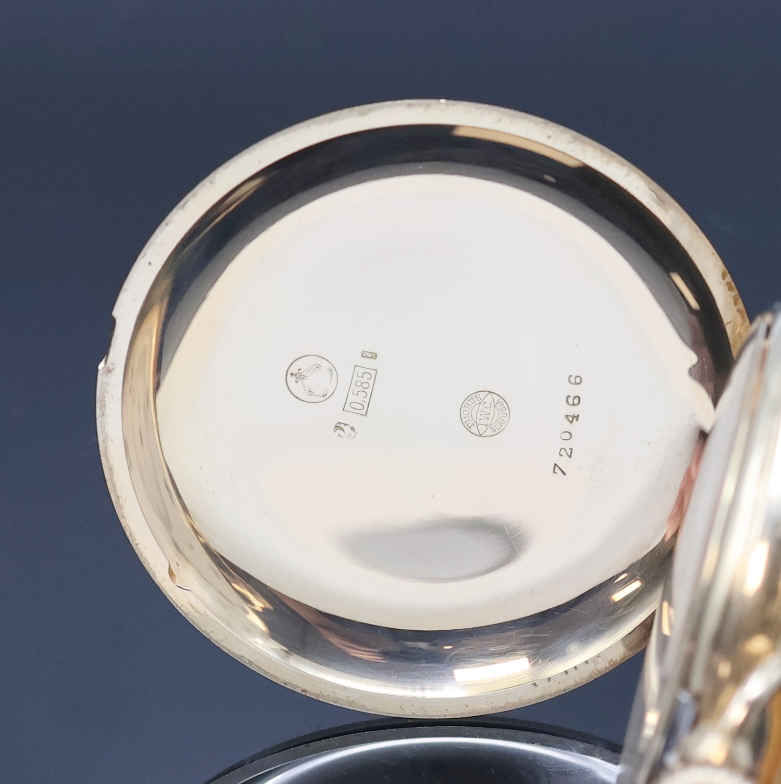 Detail a: IWC Herrensavonette in GG 585/000, Schweiz um 1914, glattes Geh. dell., Sprungdeckel m. Monogramm, Metallcuvette, Emailzifferbl. m. arab. Zahlen, ...