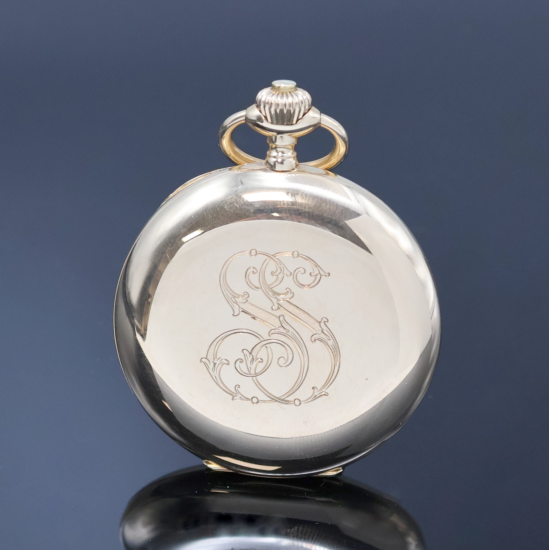 Detail b: IWC Herrensavonette in GG 585/000, Schweiz um 1914, glattes Geh. dell., Sprungdeckel m. Monogramm, Metallcuvette, Emailzifferbl. m. arab. Zahlen, ...