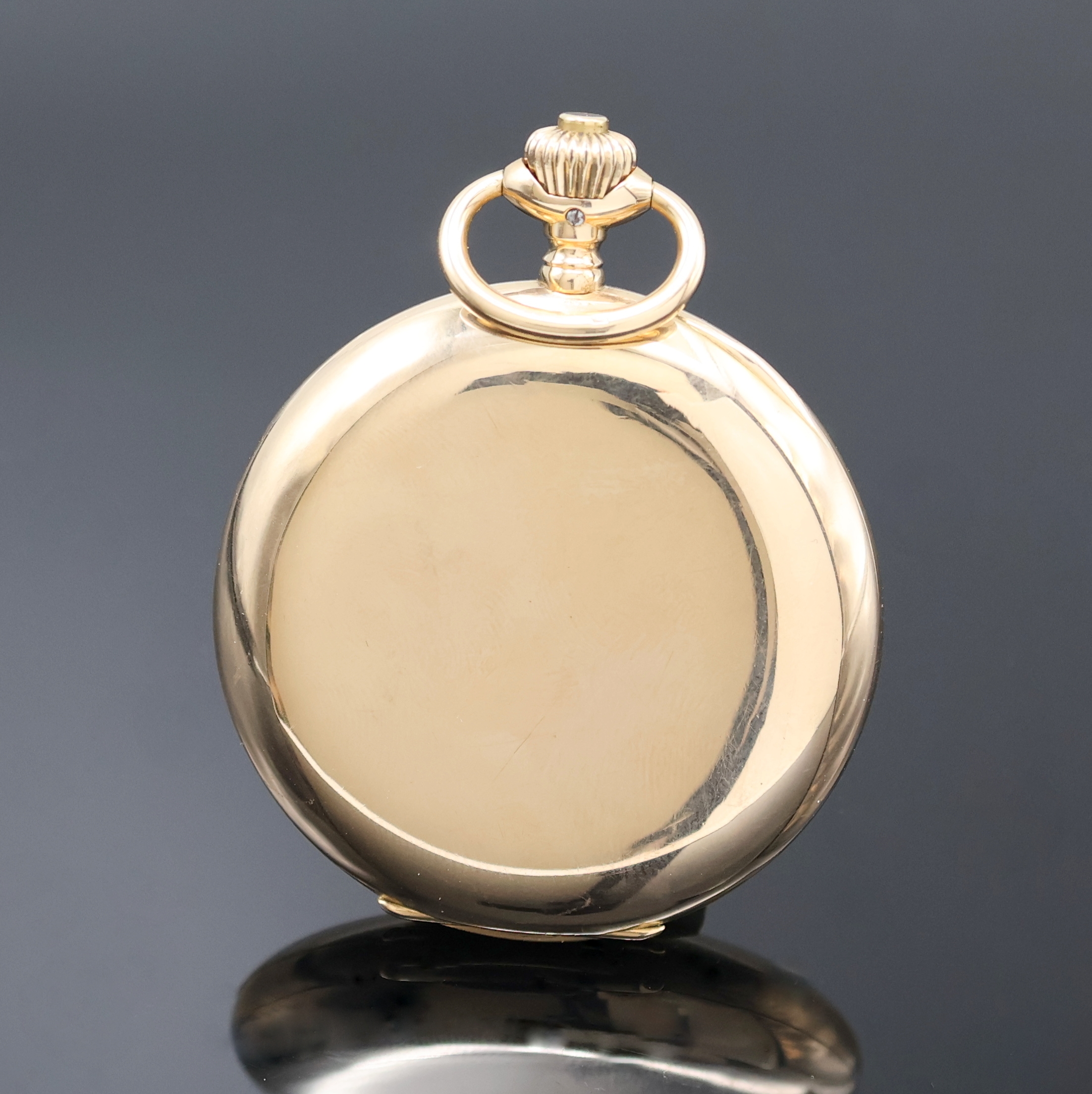 Detail c: IWC Herrensavonette in GG 585/000, Schweiz um 1914, glattes Geh. dell., Sprungdeckel m. Monogramm, Metallcuvette, Emailzifferbl. m. arab. Zahlen, ...
