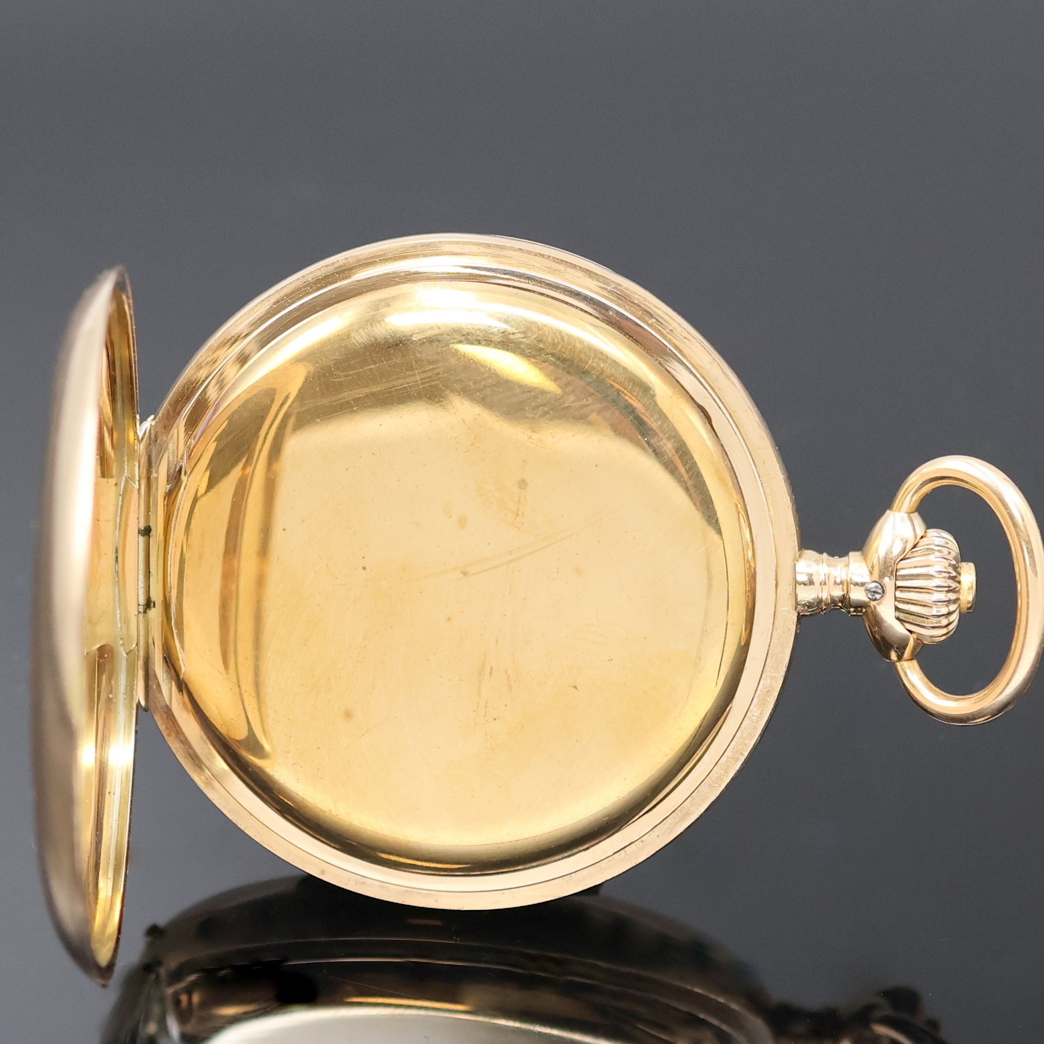 Detail d: IWC Herrensavonette in GG 585/000, Schweiz um 1914, glattes Geh. dell., Sprungdeckel m. Monogramm, Metallcuvette, Emailzifferbl. m. arab. Zahlen, ...