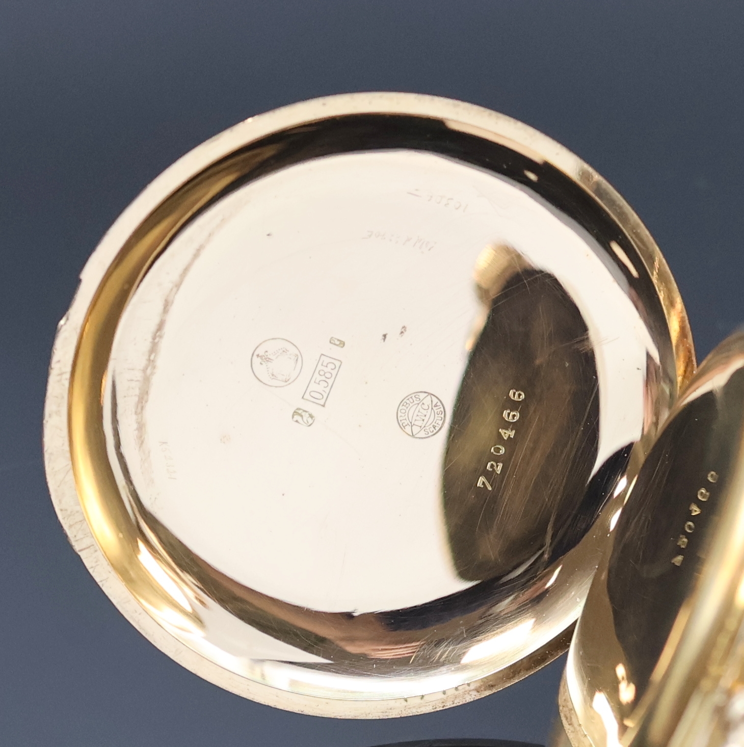 Detail e: IWC Herrensavonette in GG 585/000, Schweiz um 1914, glattes Geh. dell., Sprungdeckel m. Monogramm, Metallcuvette, Emailzifferbl. m. arab. Zahlen, ...