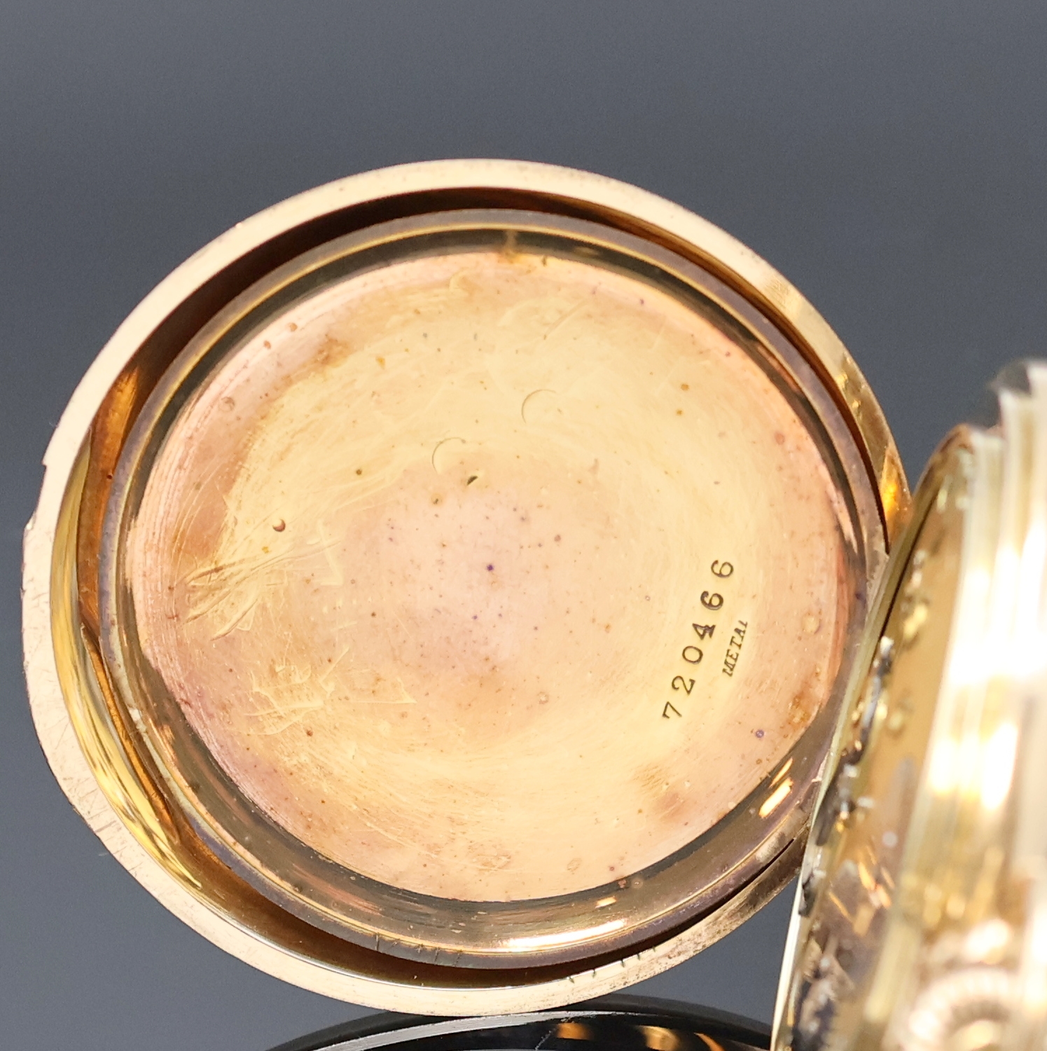Detail f: IWC Herrensavonette in GG 585/000, Schweiz um 1914, glattes Geh. dell., Sprungdeckel m. Monogramm, Metallcuvette, Emailzifferbl. m. arab. Zahlen, ...