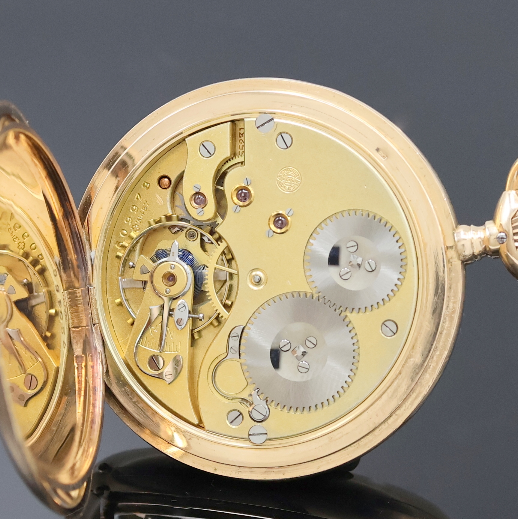 Detail g: IWC Herrensavonette in GG 585/000, Schweiz um 1914, glattes Geh. dell., Sprungdeckel m. Monogramm, Metallcuvette, Emailzifferbl. m. arab. Zahlen, ...