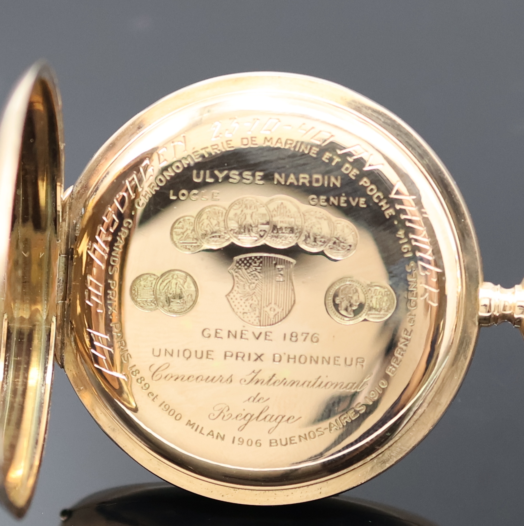 Detail e: ULYSSE NARDIN Herrensavonette in GG 585/000, Schweiz um 1920, glattes 3 Deckel Goldgeh., Goldcuvette m. Medaillengravur, 2-tlg. Emailzifferbl. m. ...