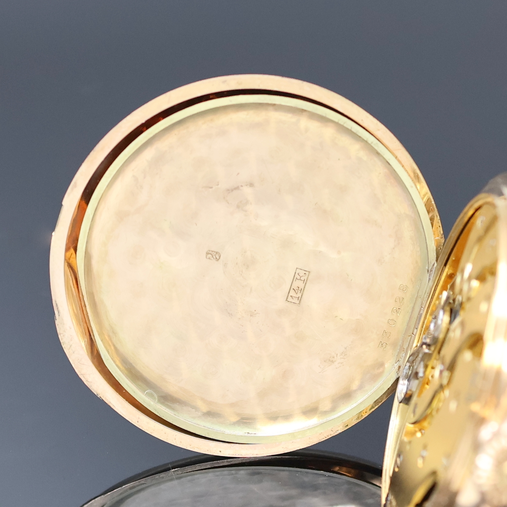 Detail f: ULYSSE NARDIN Herrensavonette in GG 585/000, Schweiz um 1920, glattes 3 Deckel Goldgeh., Goldcuvette m. Medaillengravur, 2-tlg. Emailzifferbl. m. ...