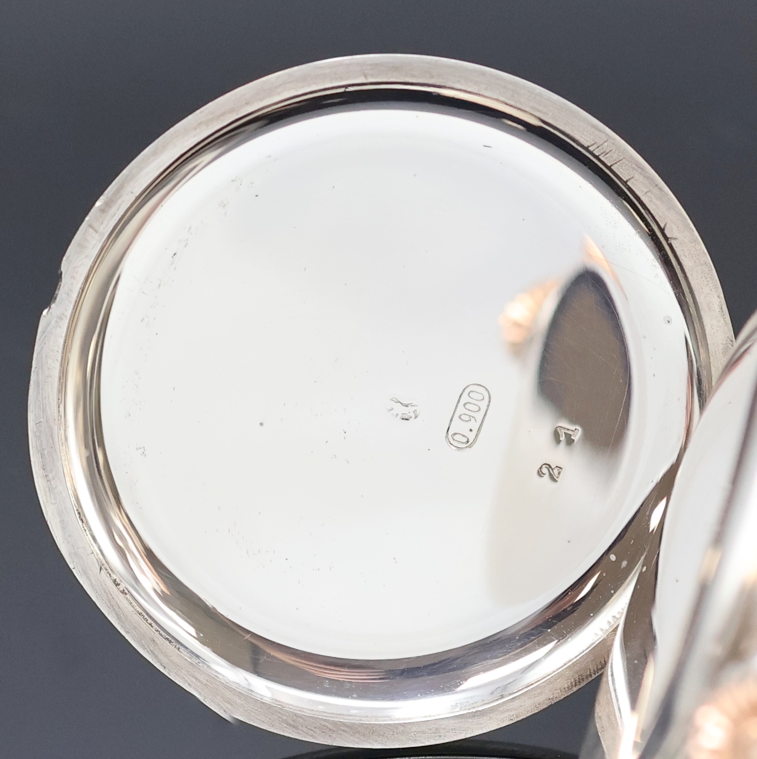 Detail c: UHRMACHERSCHULE ST. IMIER offene Silbertaschenuhr, Schweiz um 1915, glattes Geh., Rähmchen-Emailzifferbl. m. arab. Zahlen, gold. Zeiger, kl. Sek. b. ...