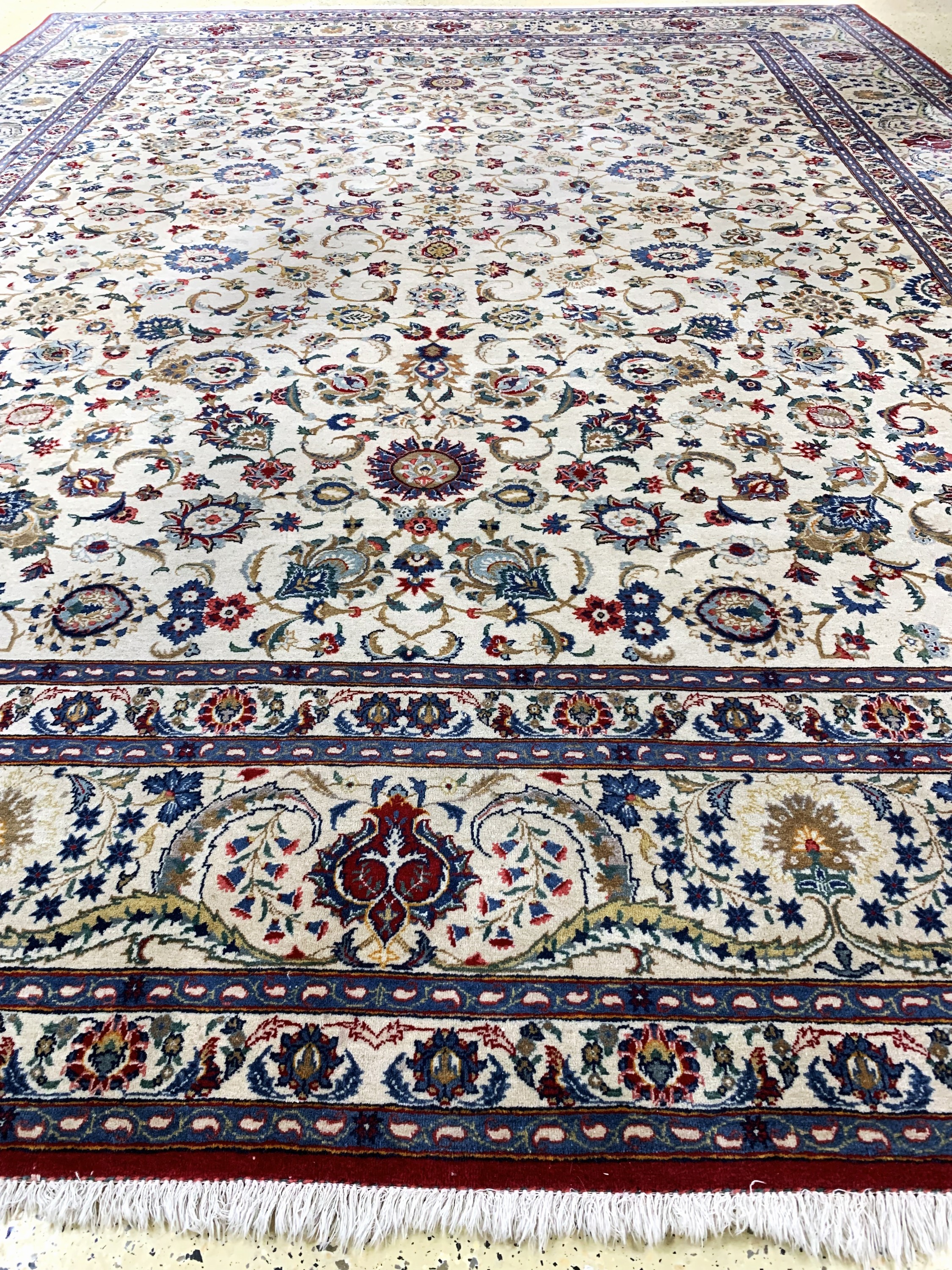 Detail g: Keschan , Persien, Wolle auf Baumwolle, ca.410 x 318 cm, EHZ: 2-3, verschmutzt, verblasst