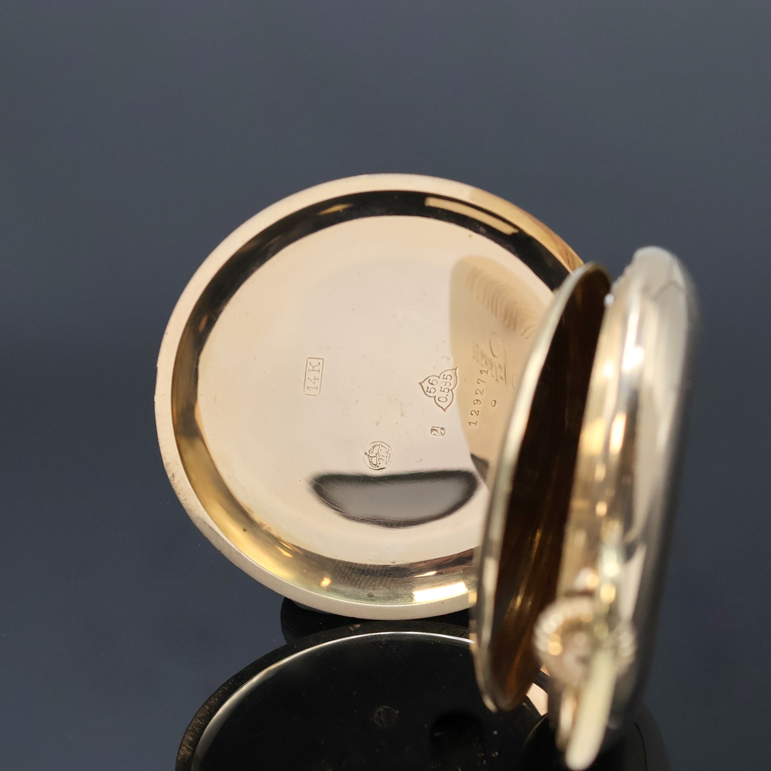 Detail d: CHRONOMÉTRE große Herrensavonette mit Chronometerhemmung in RG 585/000, Schweiz um 1910, glattes 3-Deckel Goldgeh., Emailzifferbl., arab. Zahlen, ...