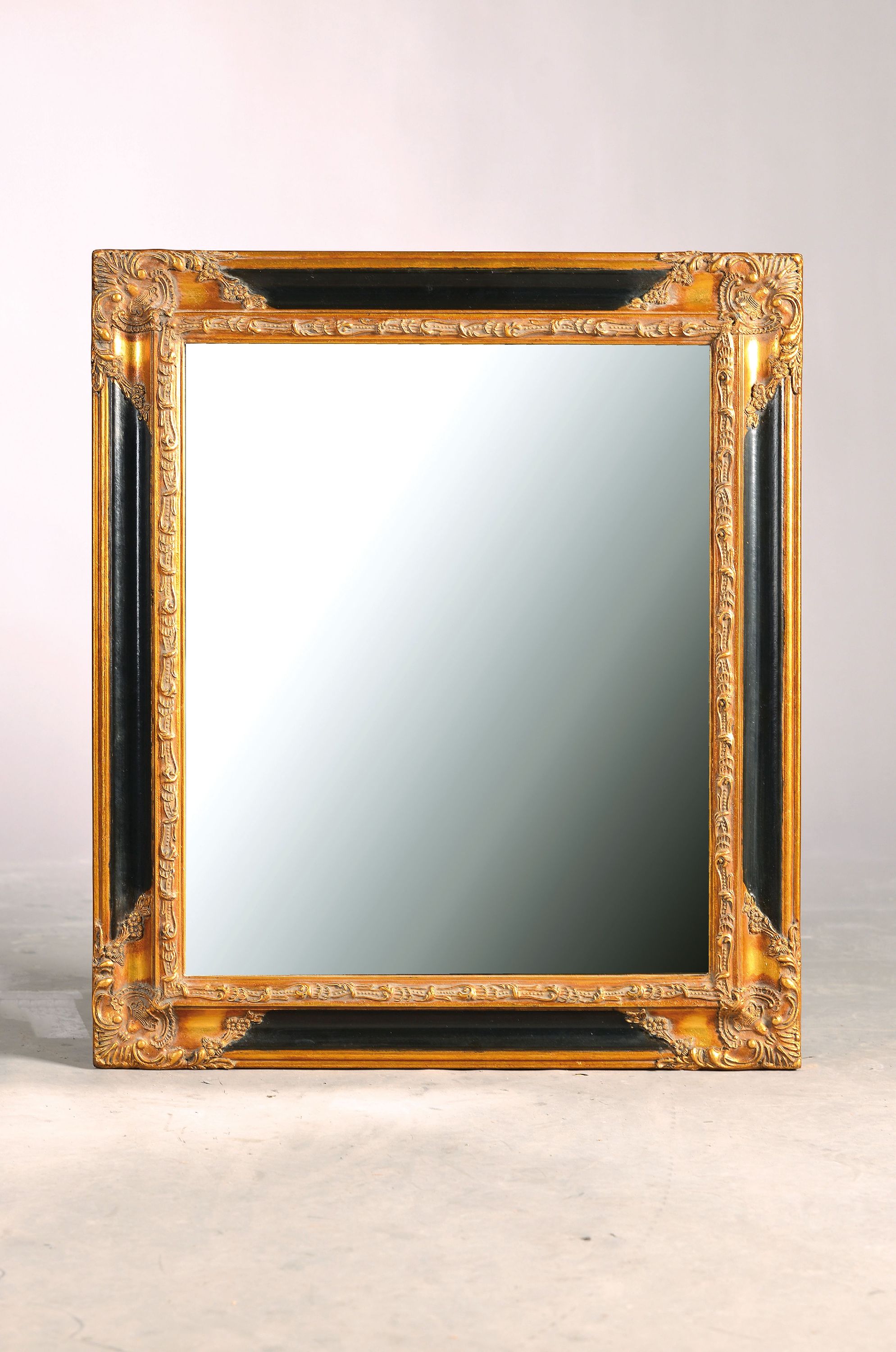 Wandspiegel, neuzeitlich nach antikem Vorbild, Rahmen reliefiert, goldfarben und schwarz gefaßt, ca. 75x65cm