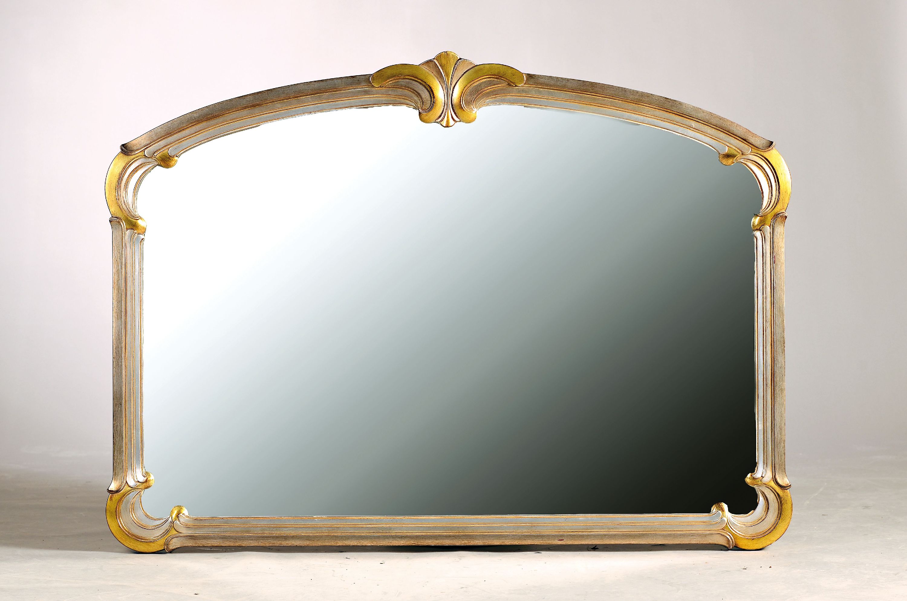 Großer Wandspiegel, neuzeitlich, Holzrahmen gold- und silberfarben gefaßt, geschwungen, ca. 90x124cm, EZ 2