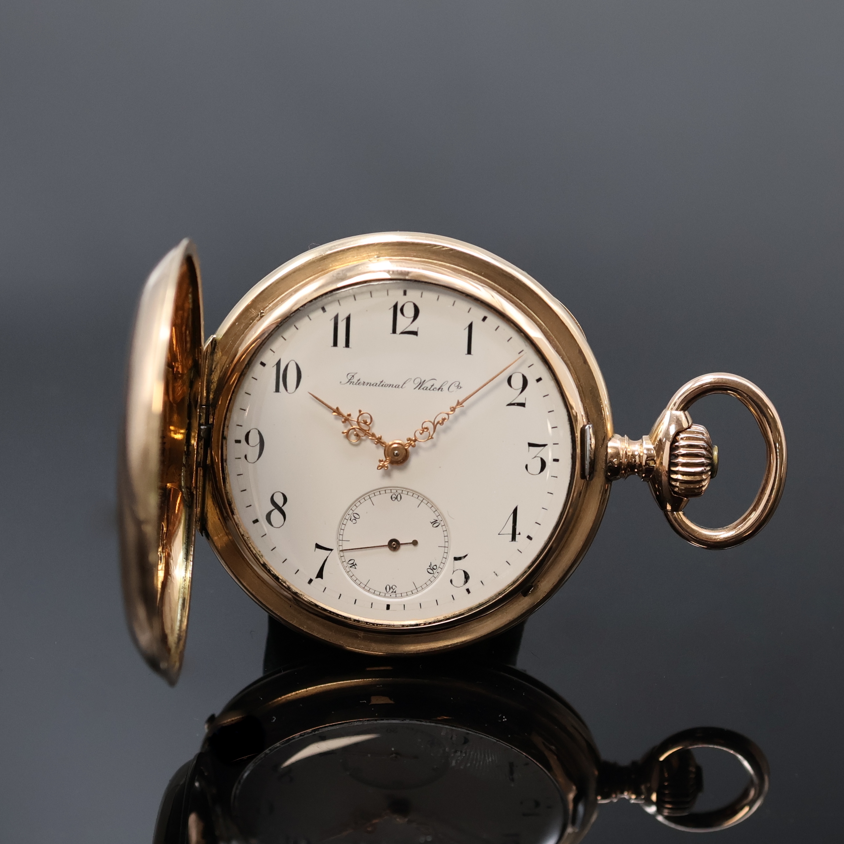 IWC frühe Herrensavonette in RG 585/000, Schweiz um 1892, glattes 2-Deckel Goldgeh., Monogramm-Grav. auf Sprungdeckel, 2-tlg. Emailzifferbl., arab. ...