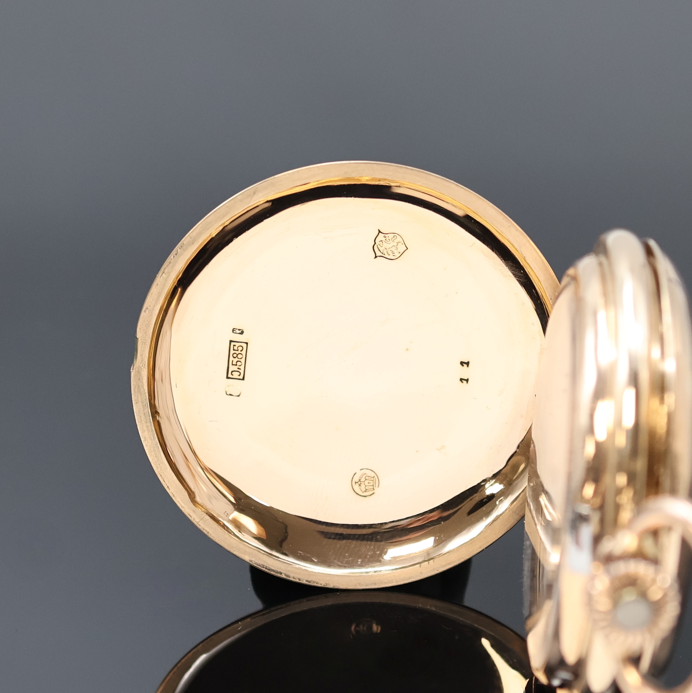 Detail a: IWC frühe Herrensavonette in RG 585/000, Schweiz um 1892, glattes 2-Deckel Goldgeh., Monogramm-Grav. auf Sprungdeckel, 2-tlg. Emailzifferbl., arab. ...