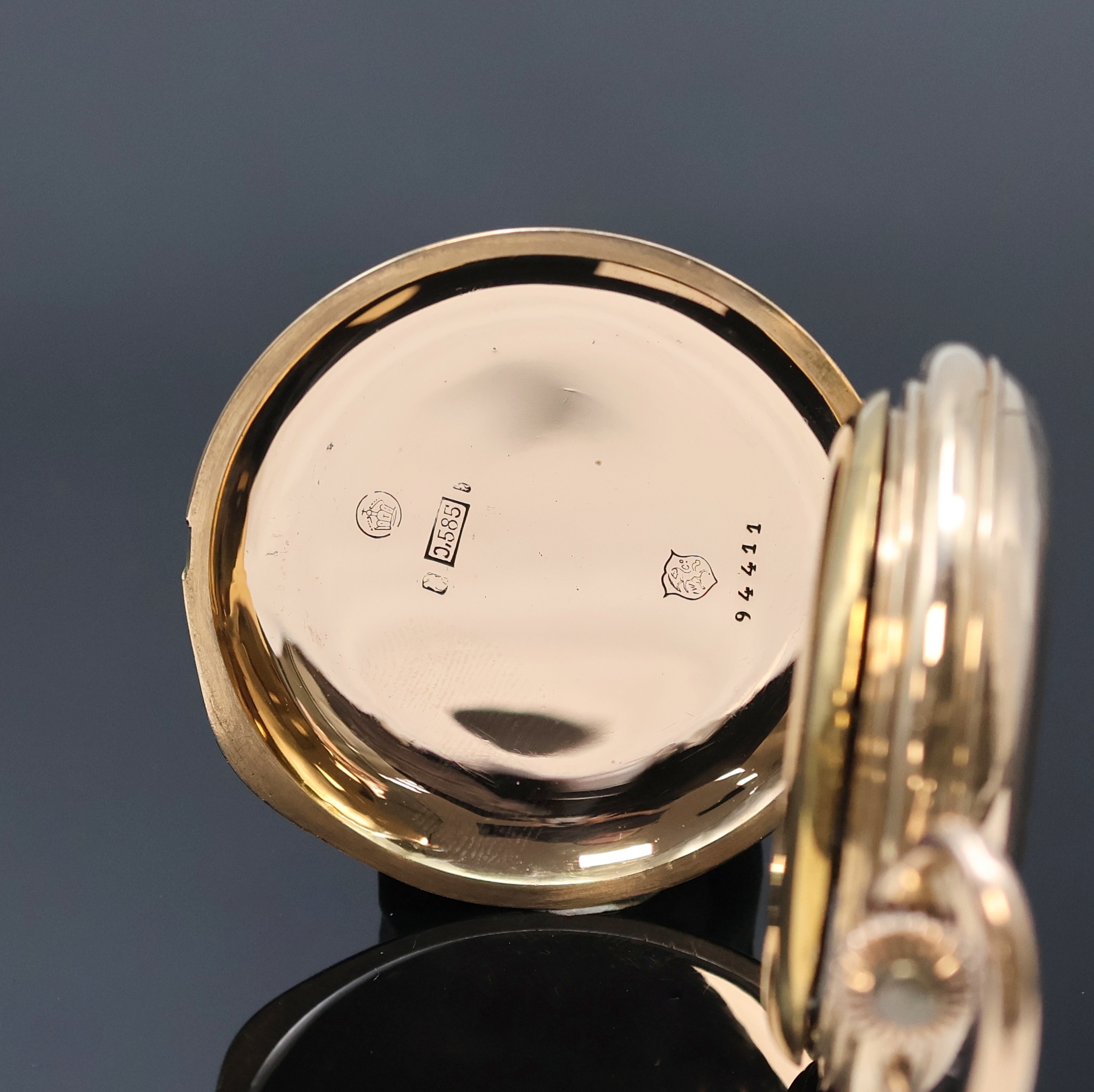 Detail c: IWC frühe Herrensavonette in RG 585/000, Schweiz um 1892, glattes 2-Deckel Goldgeh., Monogramm-Grav. auf Sprungdeckel, 2-tlg. Emailzifferbl., arab. ...