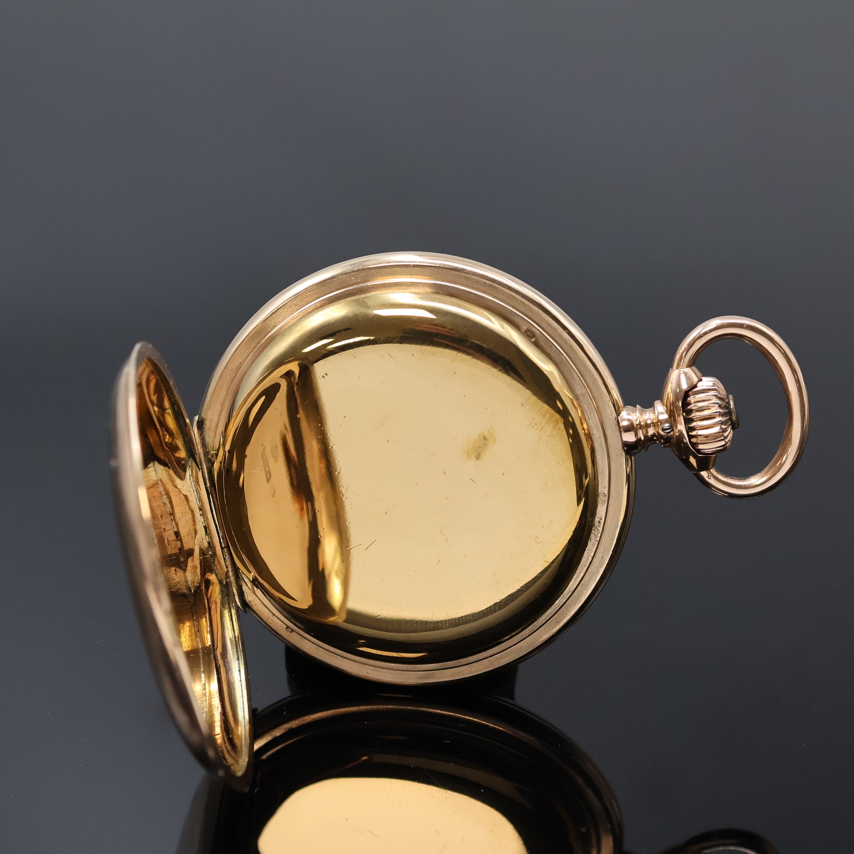 Detail d: IWC frühe Herrensavonette in RG 585/000, Schweiz um 1892, glattes 2-Deckel Goldgeh., Monogramm-Grav. auf Sprungdeckel, 2-tlg. Emailzifferbl., arab. ...