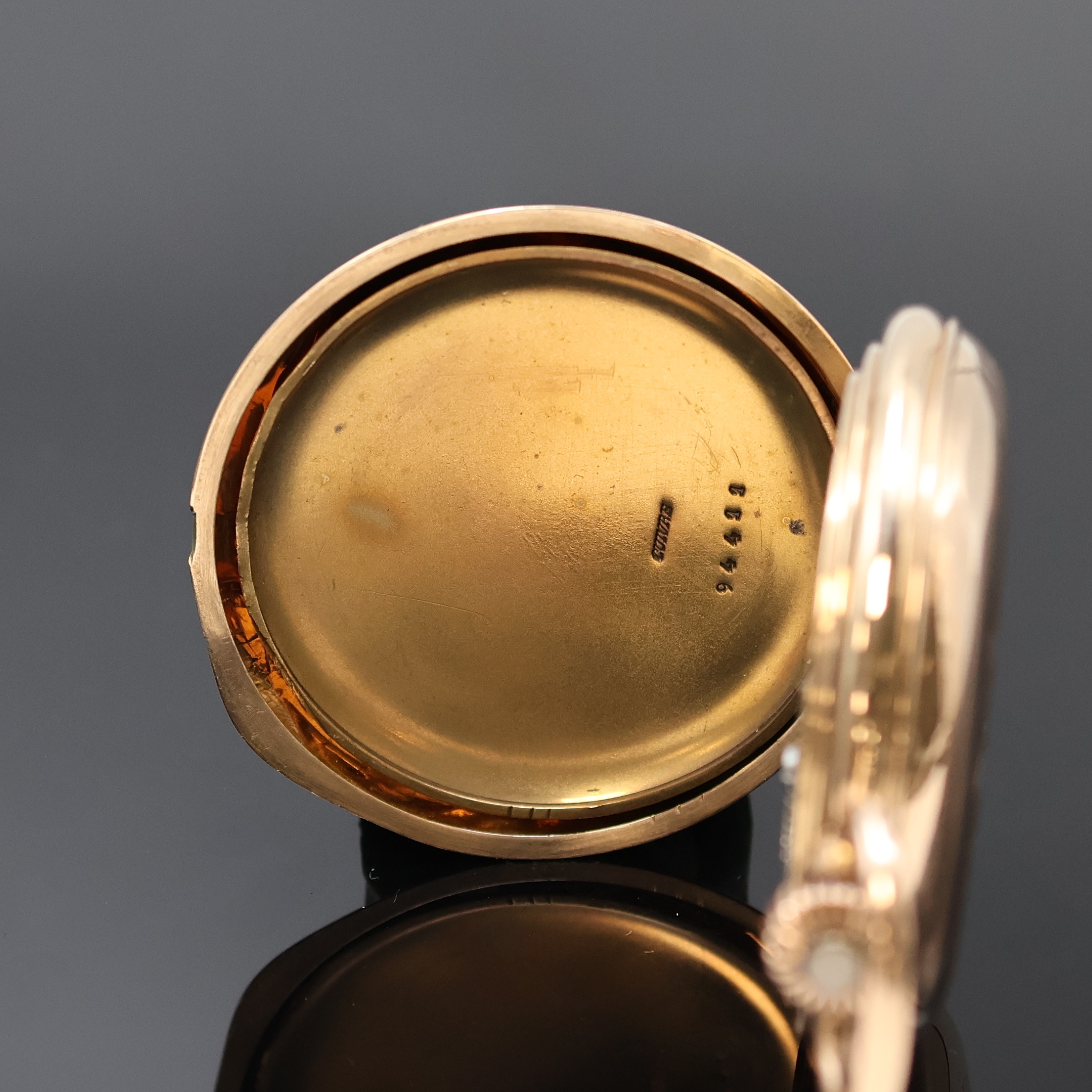Detail e: IWC frühe Herrensavonette in RG 585/000, Schweiz um 1892, glattes 2-Deckel Goldgeh., Monogramm-Grav. auf Sprungdeckel, 2-tlg. Emailzifferbl., arab. ...
