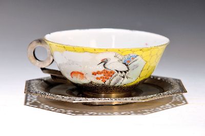 Image 26918716 - Teetasse mit Untertasse, China, um 1900, Porzellantasse gelbgrundig, in 2 Kartuschen ...
