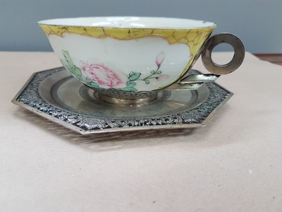 26918716a - Teetasse mit Untertasse, China, um 1900, Porzellantasse gelbgrundig, in 2 Kartuschen ...