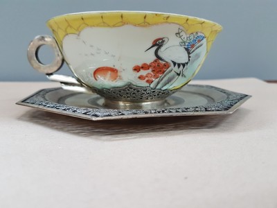 26918716c - Teetasse mit Untertasse, China, um 1900, Porzellantasse gelbgrundig, in 2 Kartuschen ...