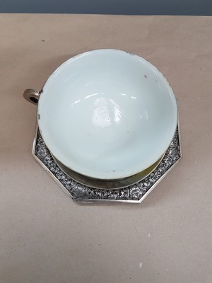 26918716d - Teetasse mit Untertasse, China, um 1900, Porzellantasse gelbgrundig, in 2 Kartuschen ...