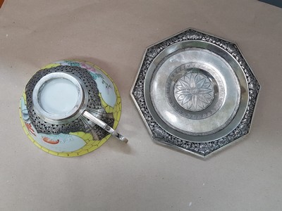 26918716e - Teetasse mit Untertasse, China, um 1900, Porzellantasse gelbgrundig, in 2 Kartuschen ...